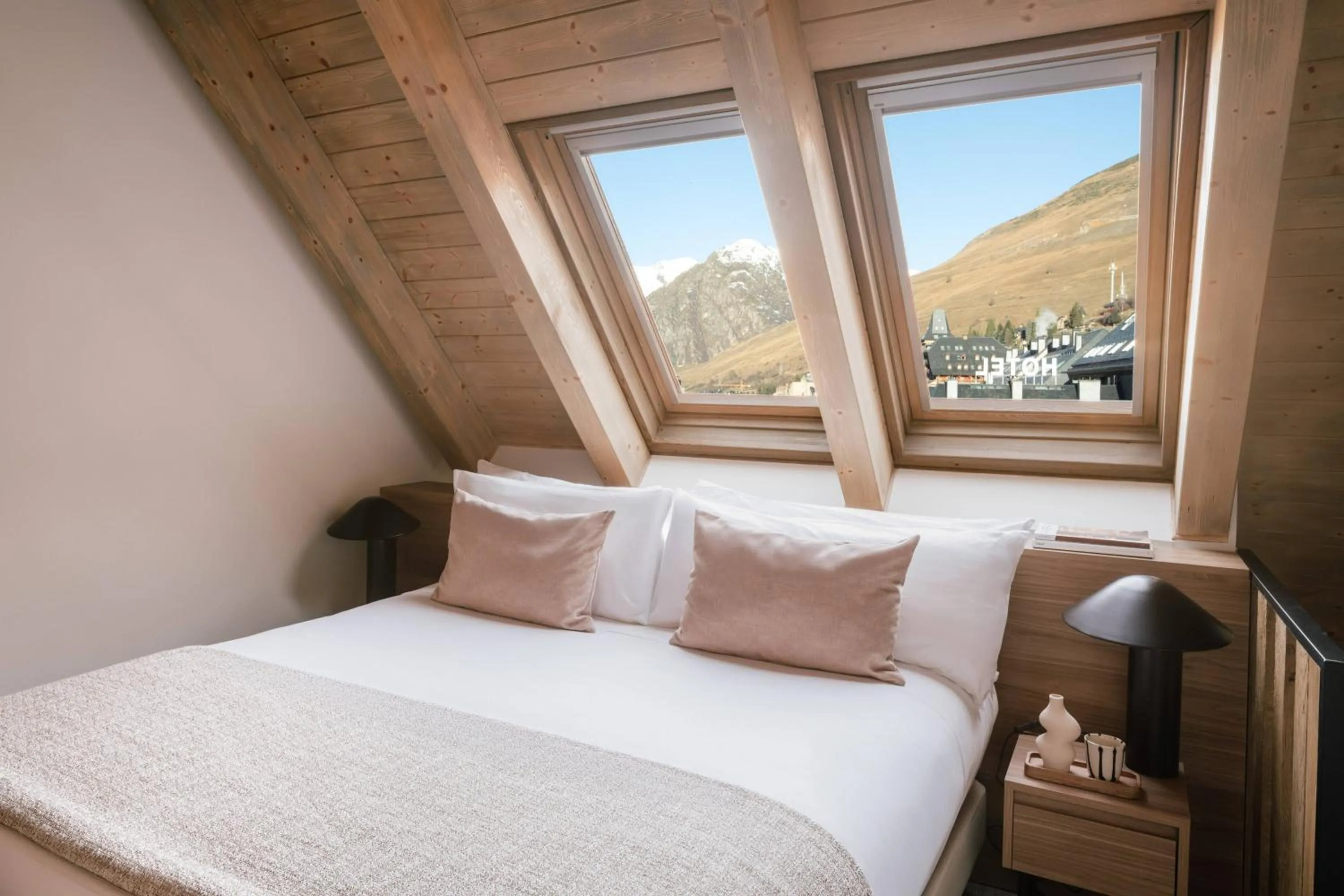 Property building, Bed in MiM Baqueira Meliá Collection