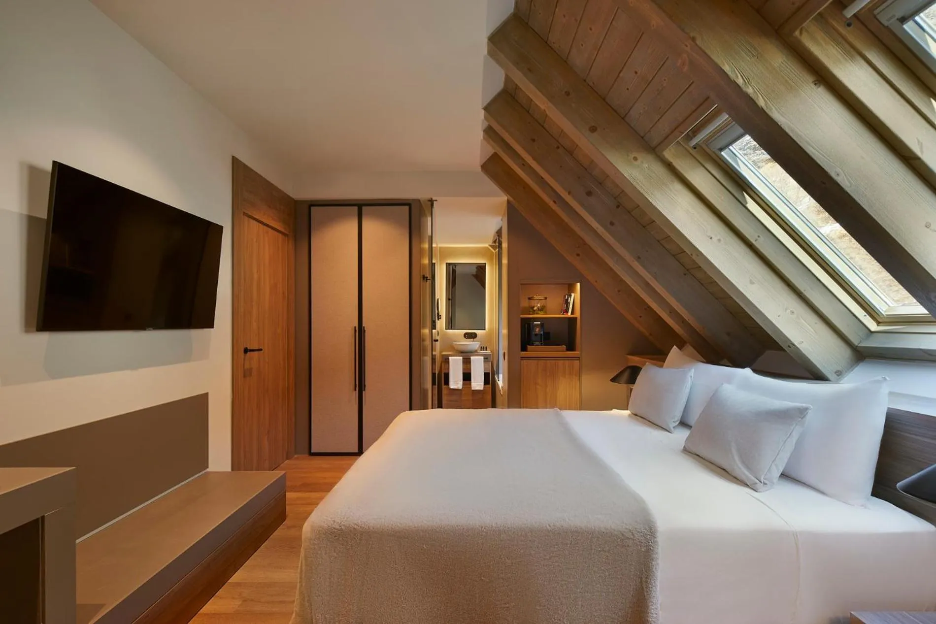 Photo of the whole room, Bed in Hotel MIM Baqueira Luxury & SPA