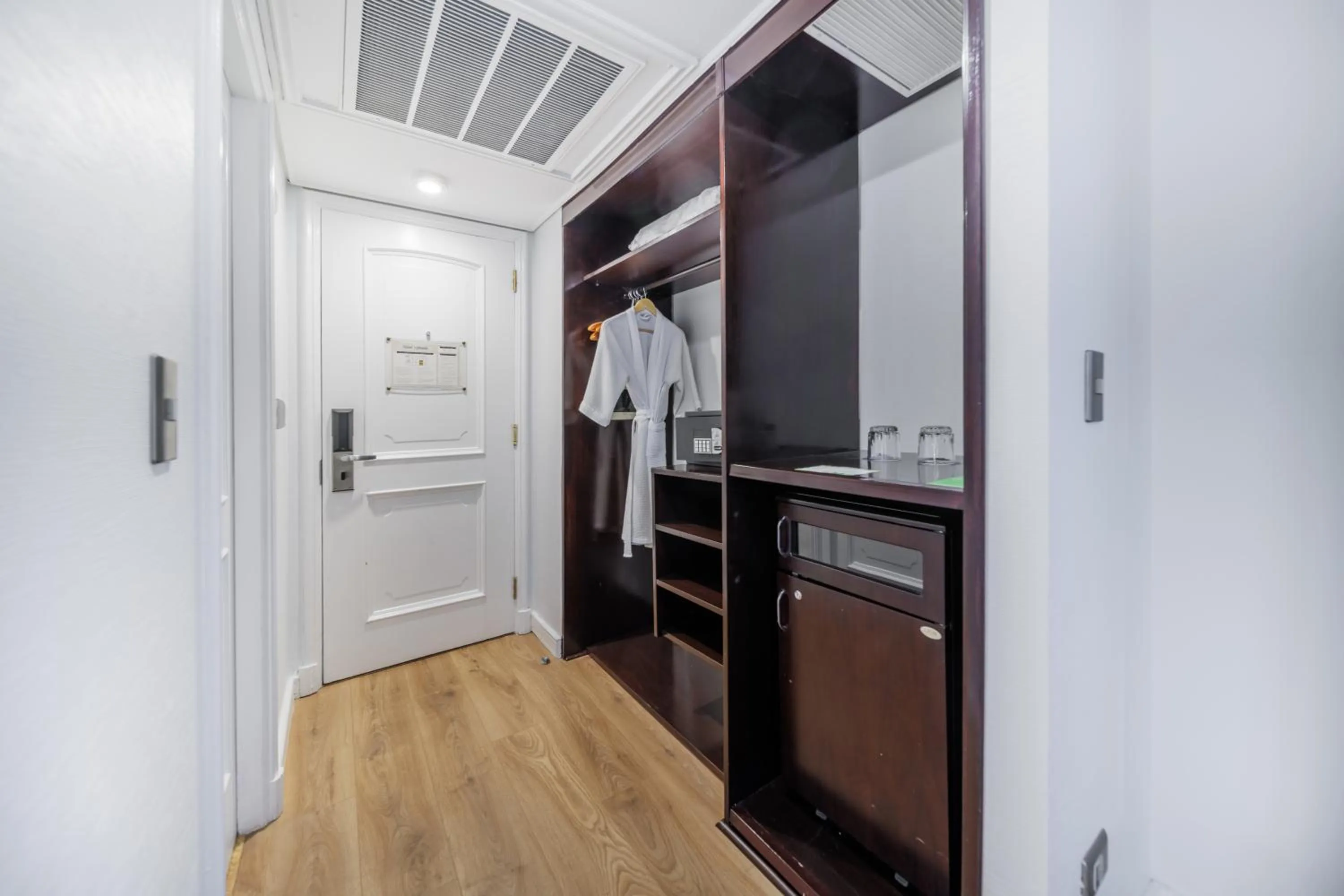 wardrobe in Wyndham Garden Santiago Kennedy