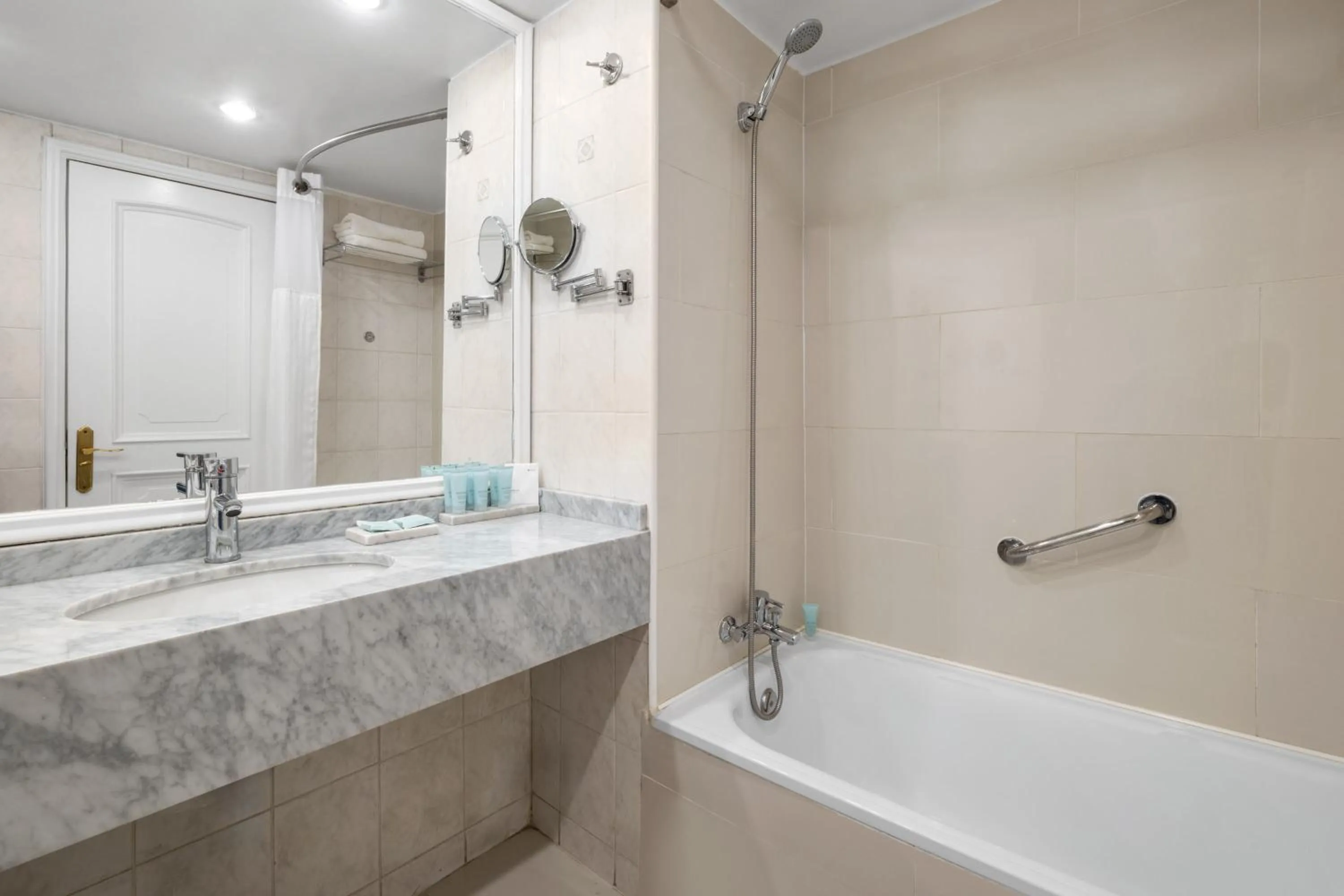 Shower in Wyndham Garden Santiago Kennedy