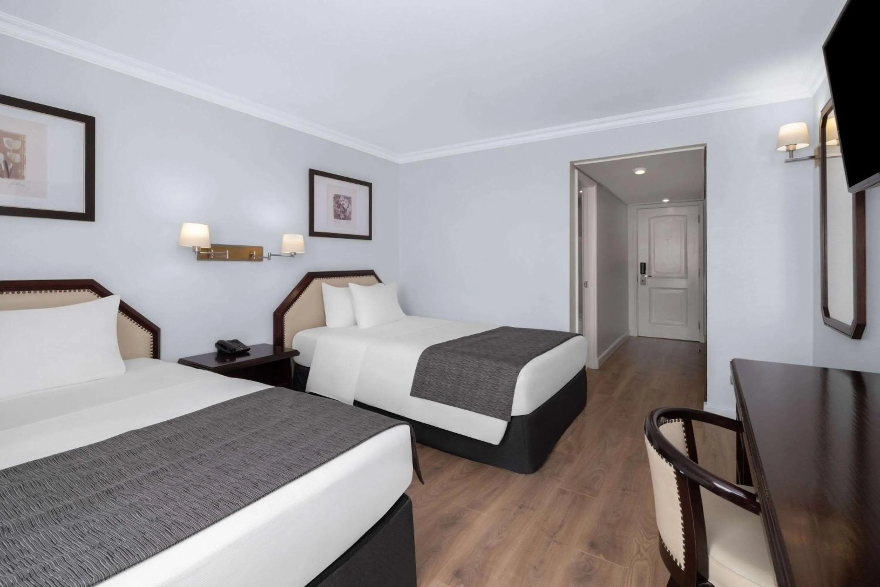 Photo of the whole room, Bed in Wyndham Garden Santiago Kennedy