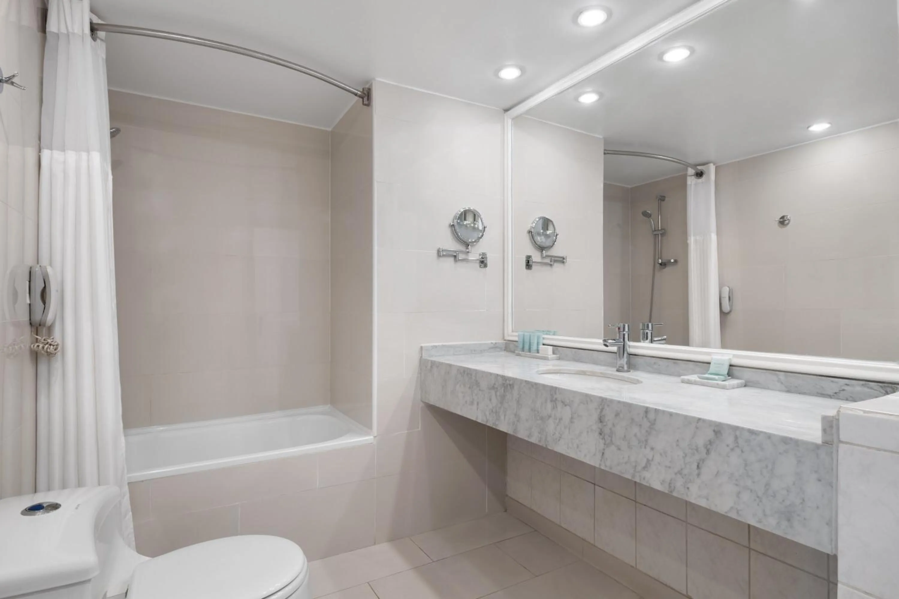 Shower in Wyndham Garden Santiago Kennedy