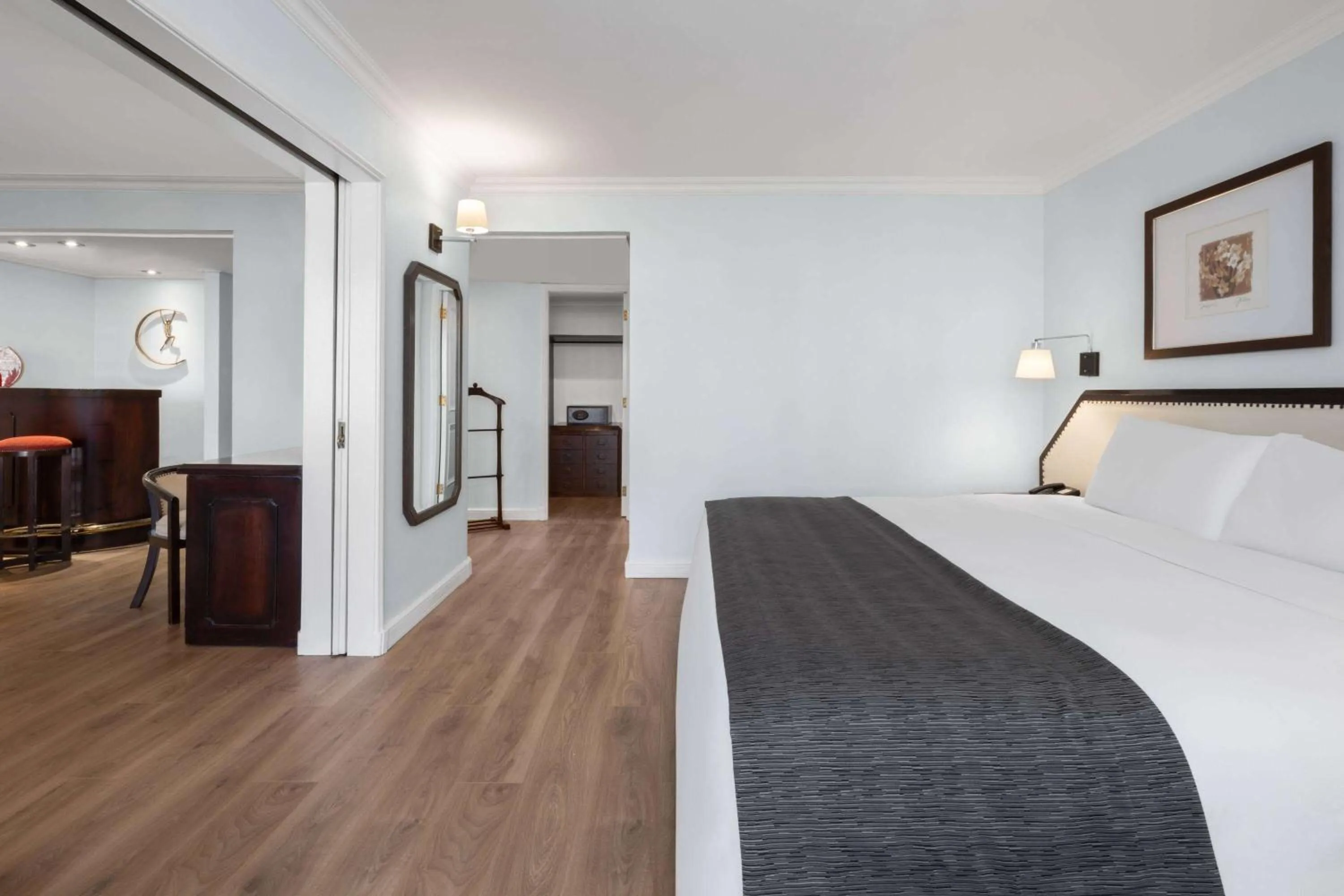 Photo of the whole room, Bed in Wyndham Garden Santiago Kennedy