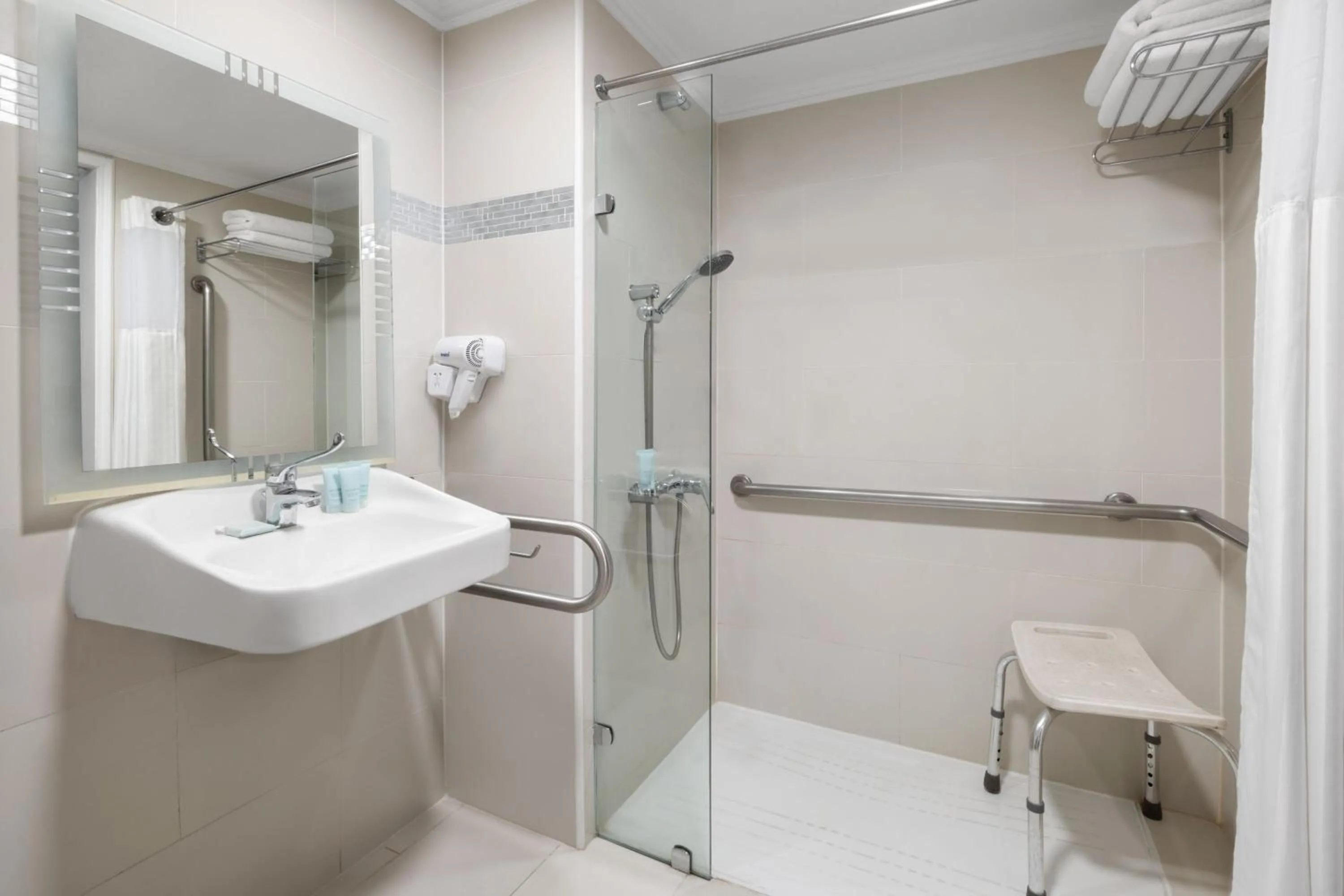 Shower in Wyndham Garden Santiago Kennedy