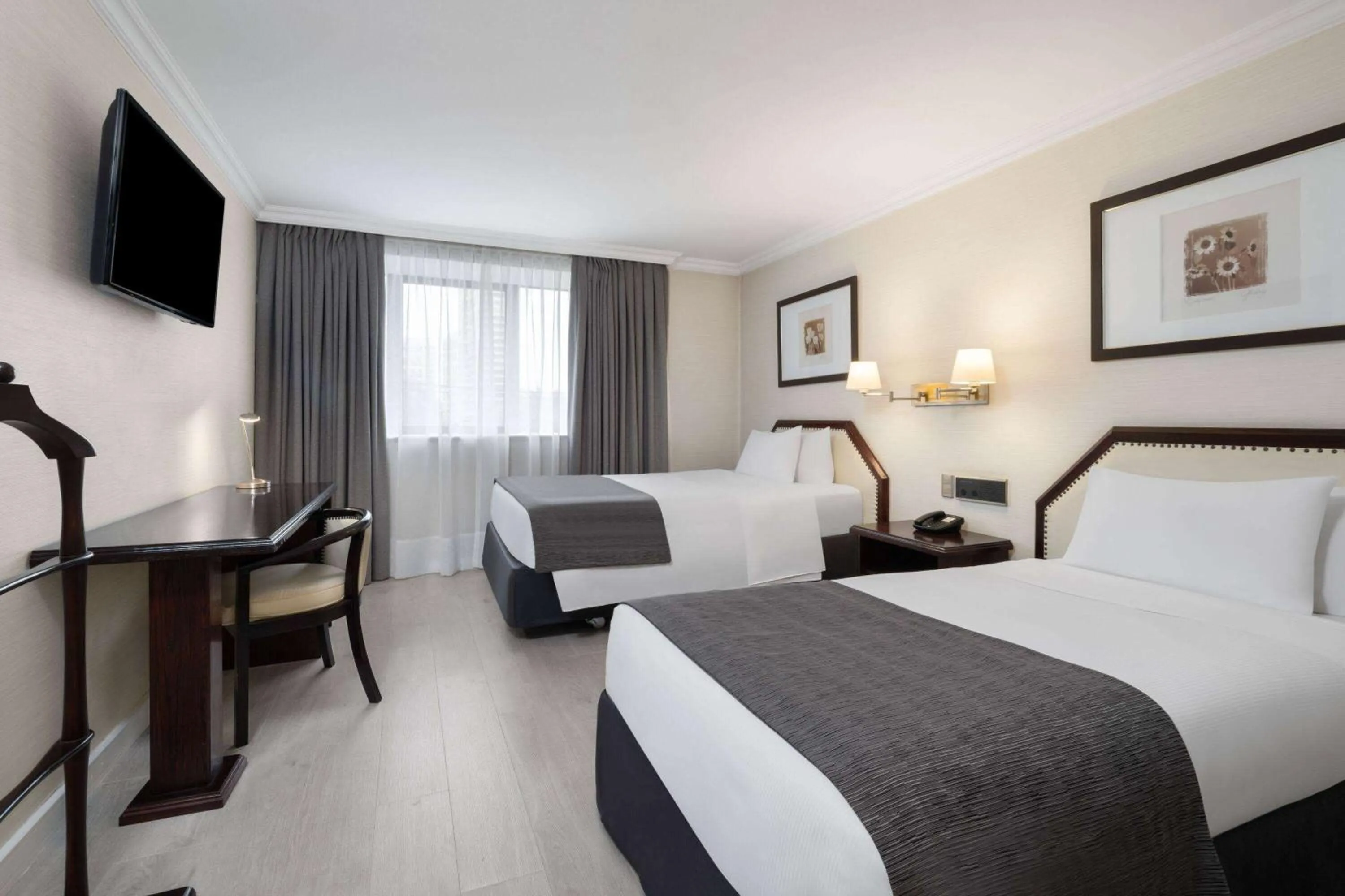 Photo of the whole room, Bed in Wyndham Garden Santiago Kennedy