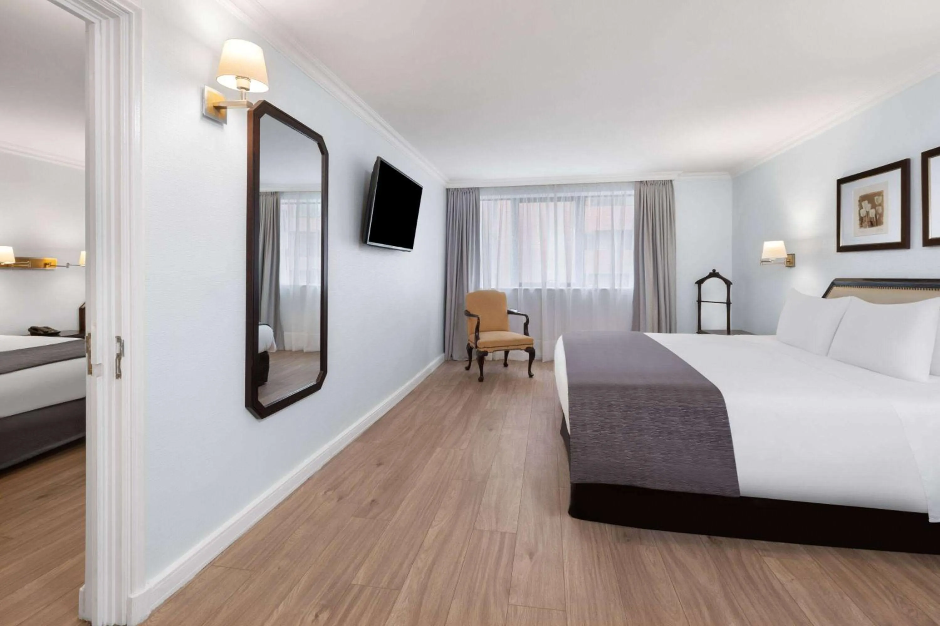 Photo of the whole room, Bed in Wyndham Garden Santiago Kennedy