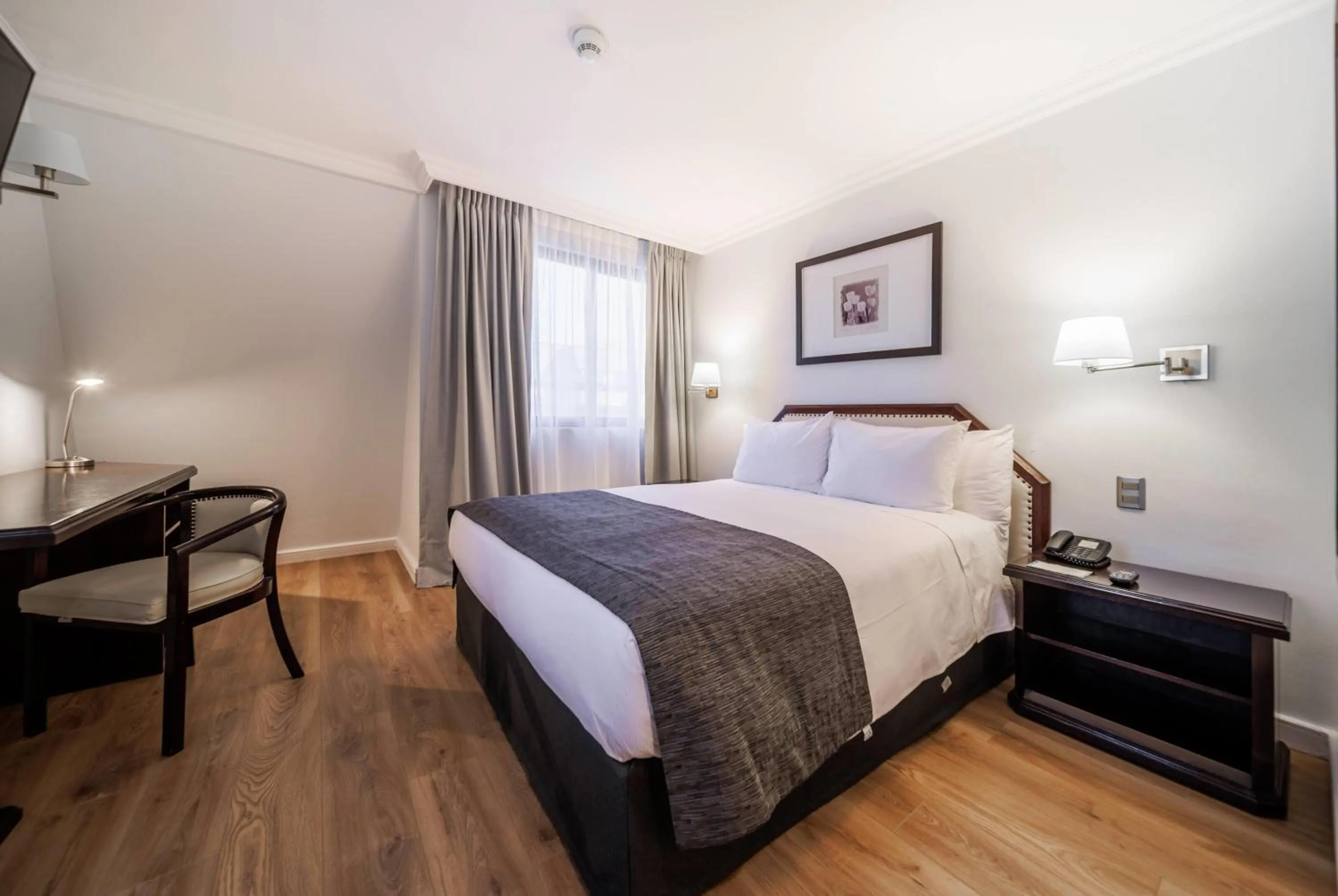 Photo of the whole room, Bed in Wyndham Garden Santiago Kennedy