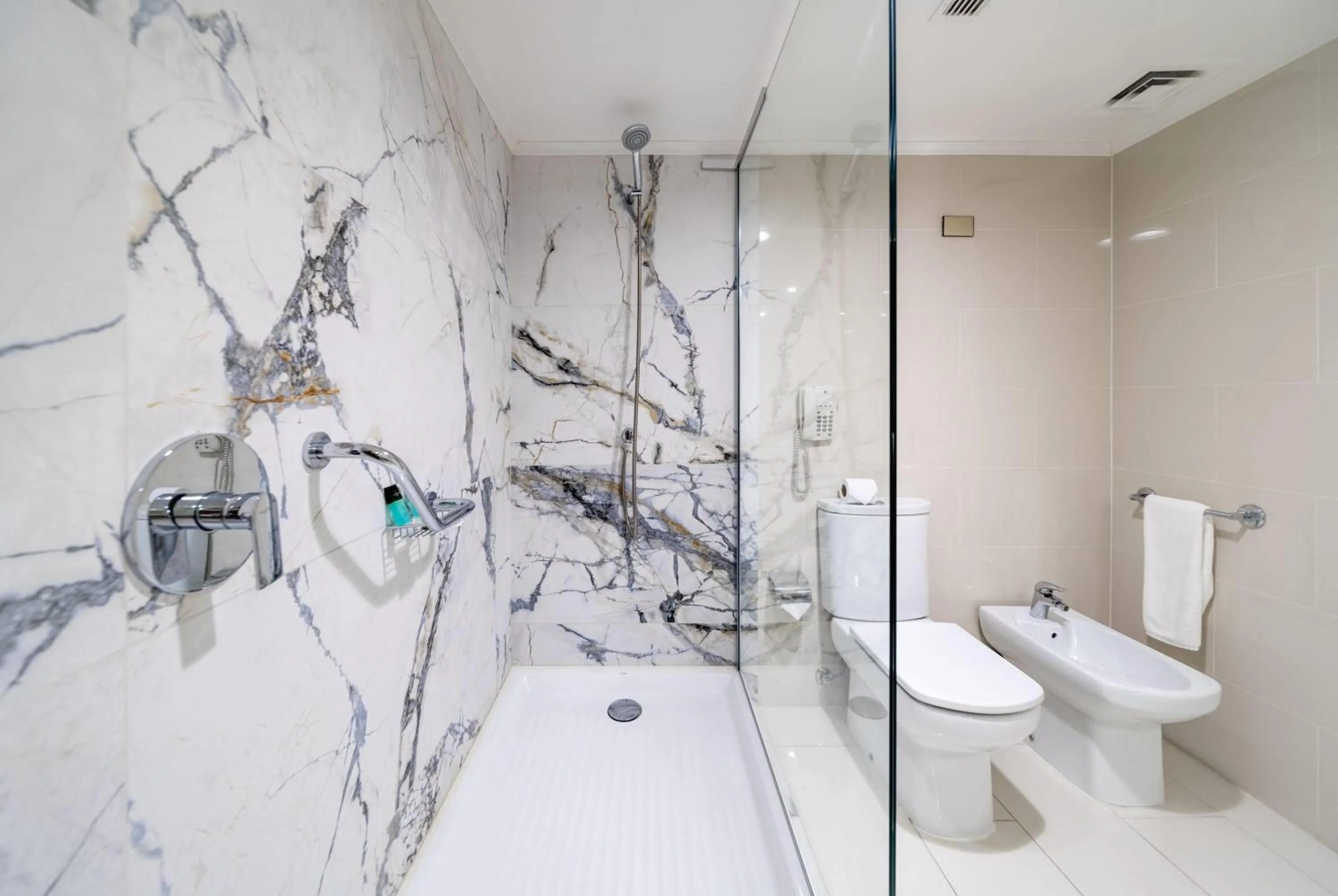 Bathroom in Wyndham Garden Santiago Kennedy