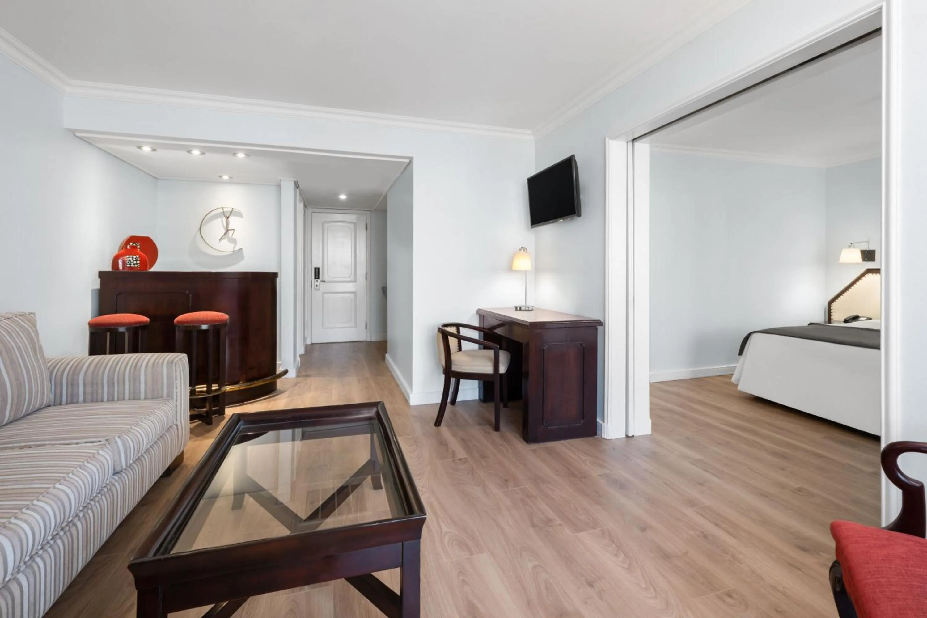 Photo of the whole room, Bed in Wyndham Garden Santiago Kennedy