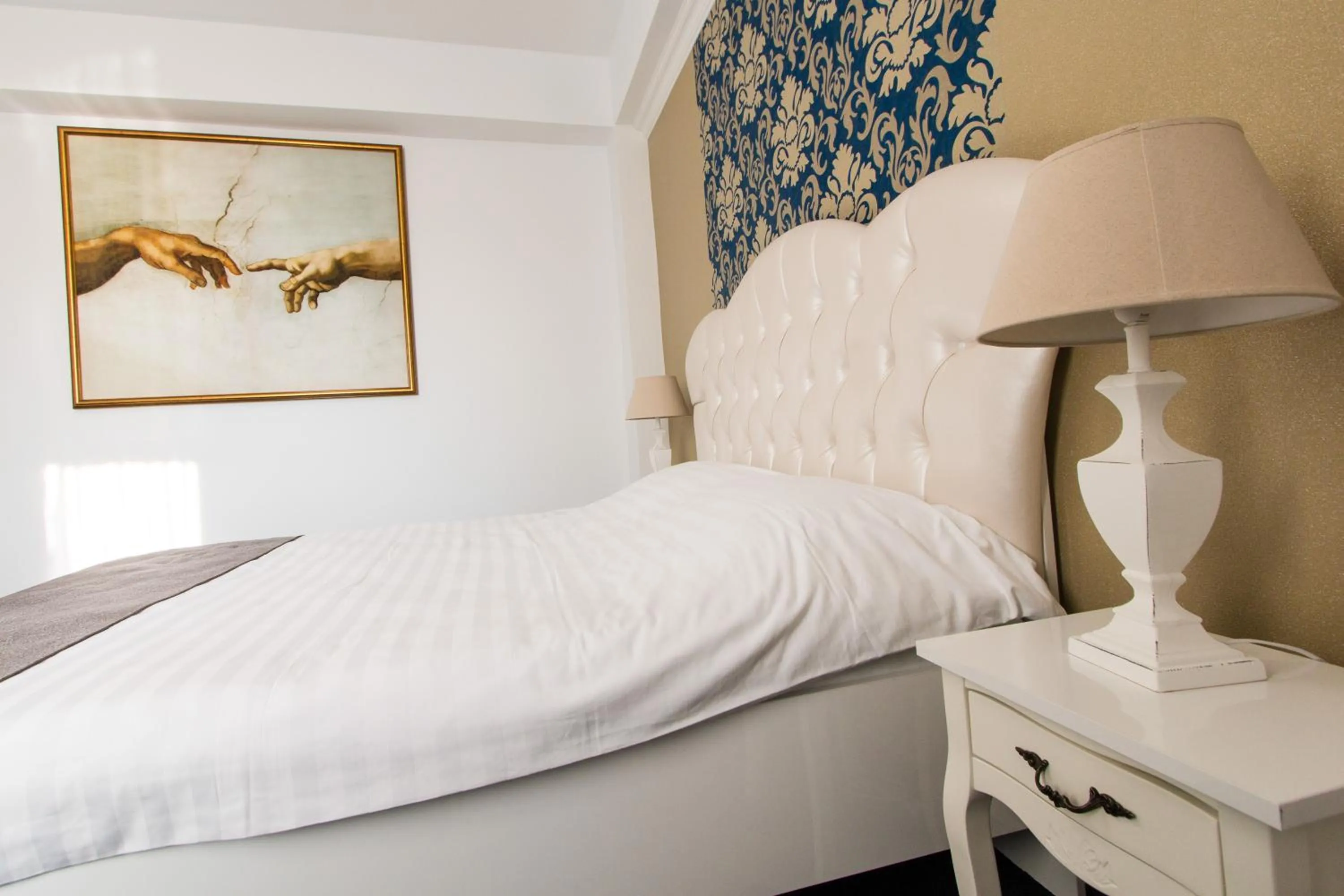 TV and multimedia, Bed in Hotel Evianne Boutique