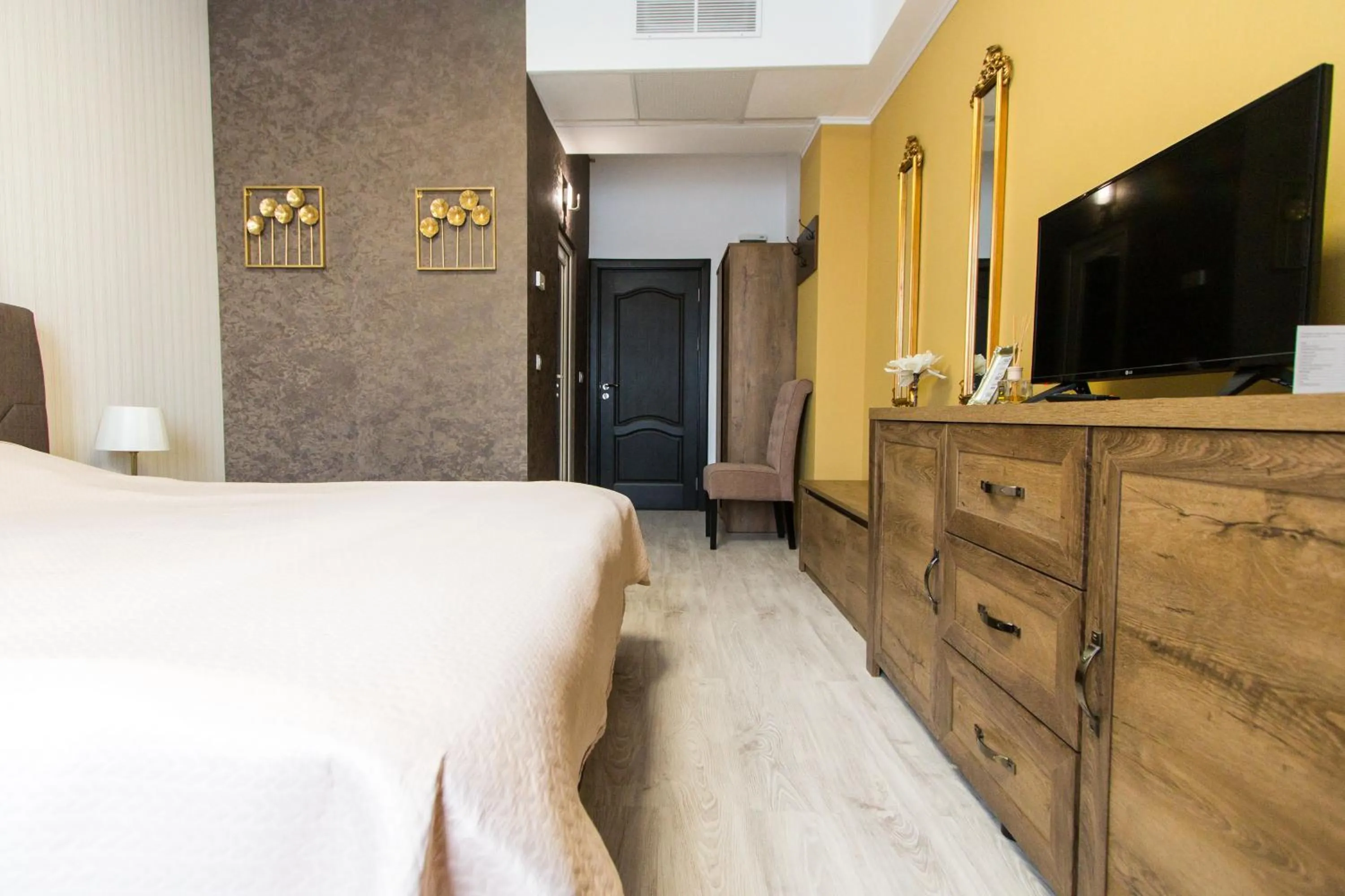 Photo of the whole room, Bed in Hotel Evianne Boutique