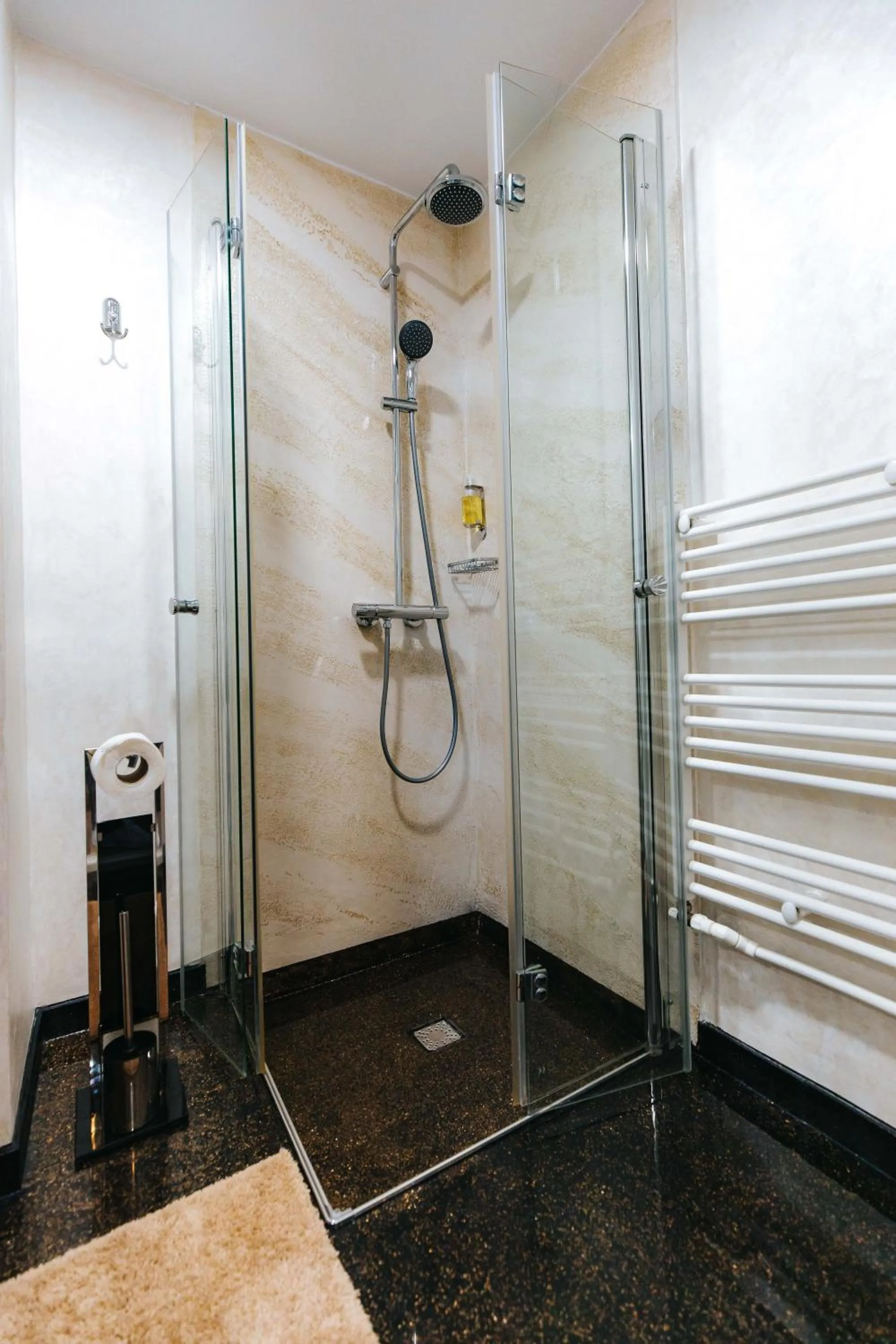 Shower in Hotel Evianne Boutique