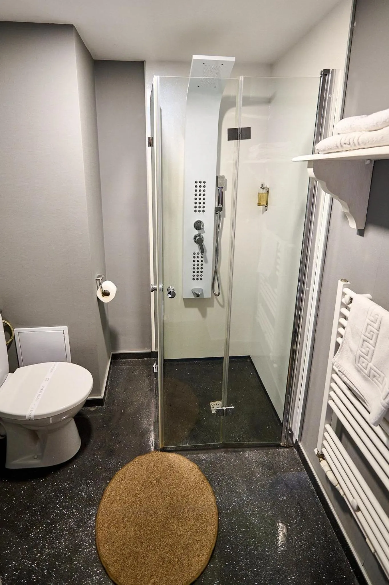 Shower in Hotel Evianne Boutique