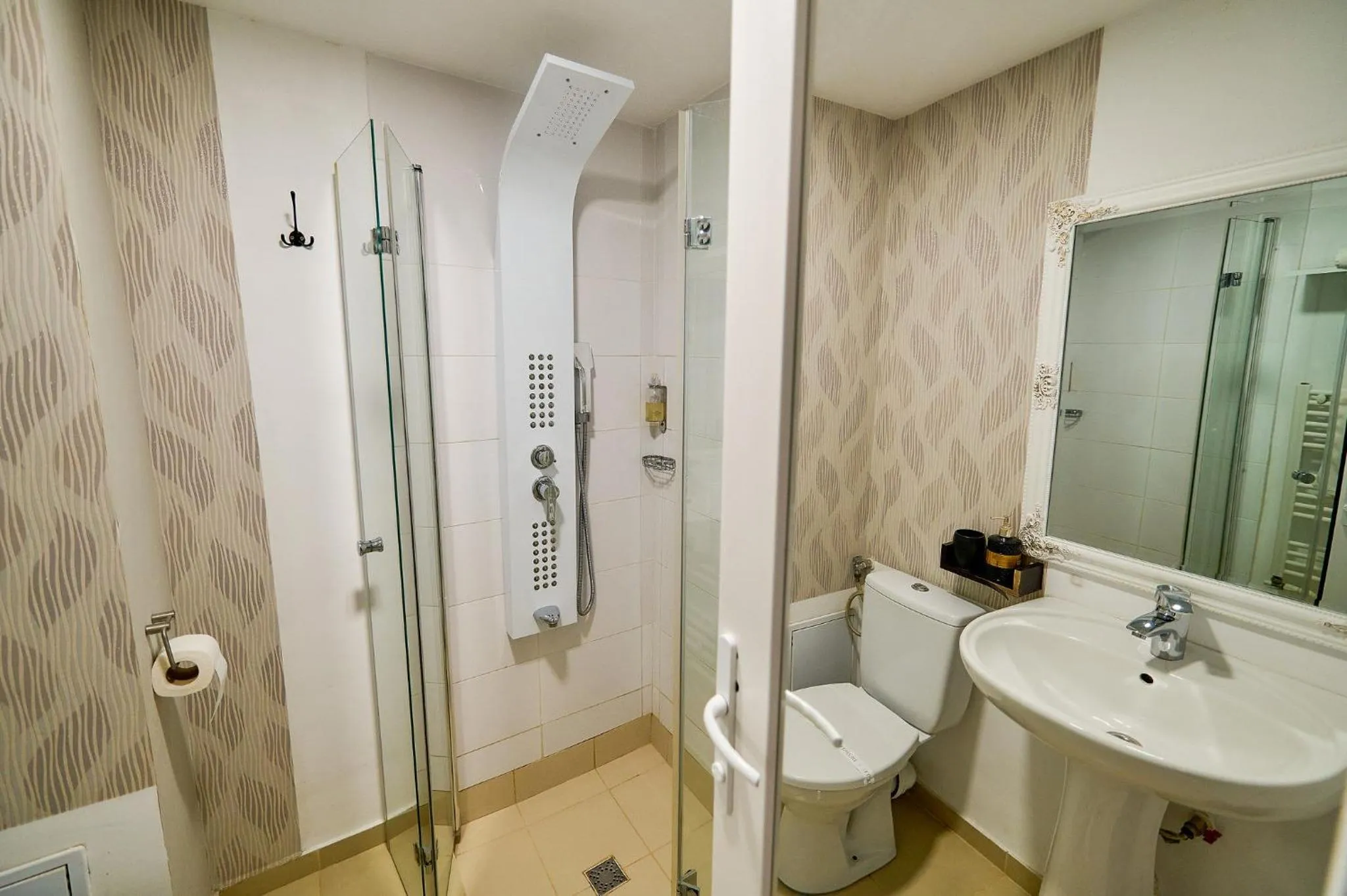 Shower in Hotel Evianne Boutique