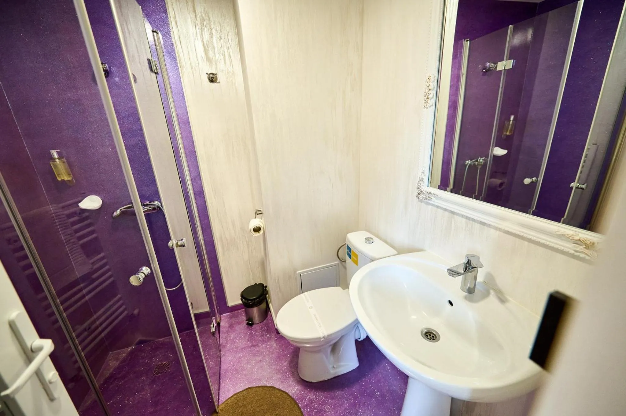 Toilet in Hotel Evianne Boutique