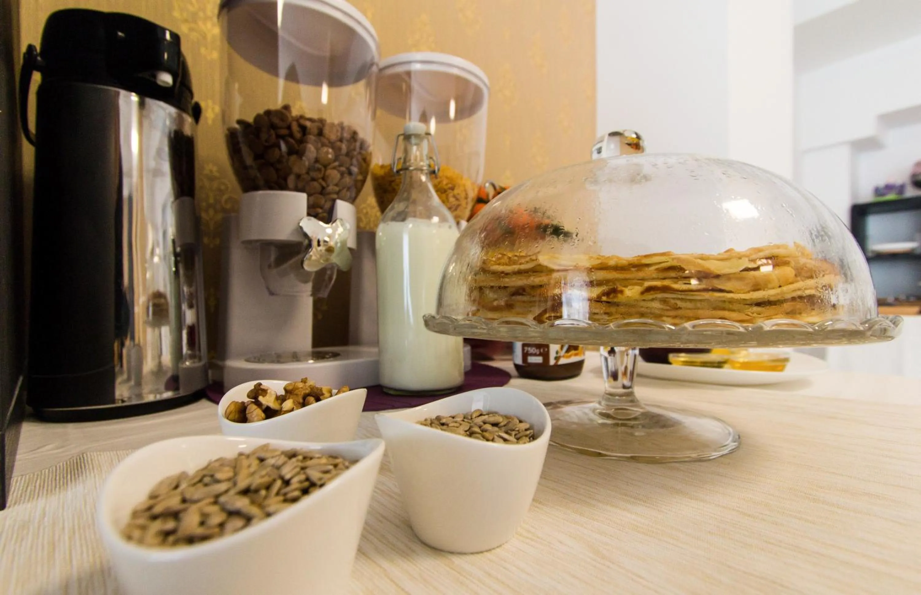 Restaurant/places to eat in Hotel Evianne Boutique