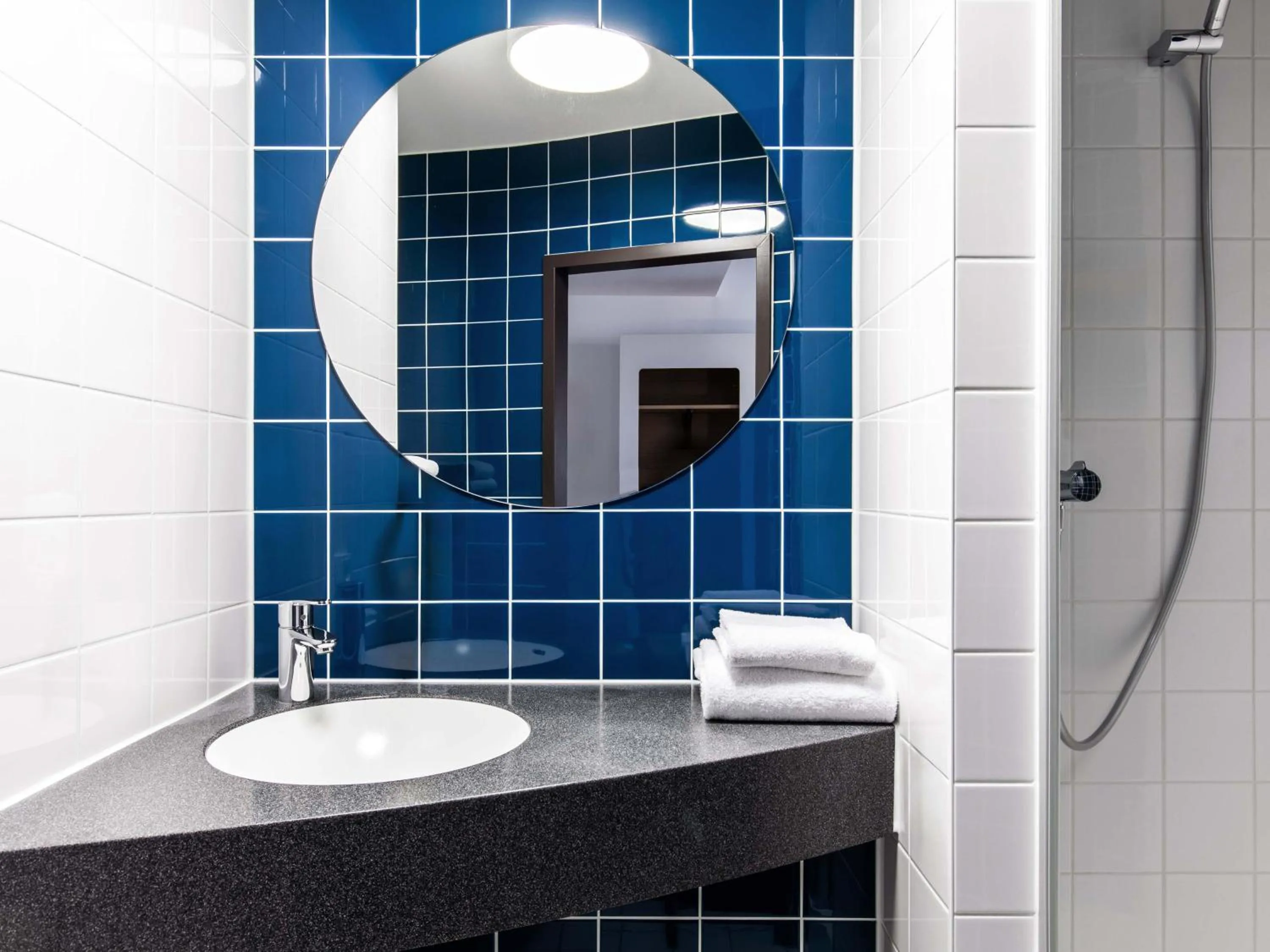 Bathroom in B&B Hotel Hamburg City-Ost