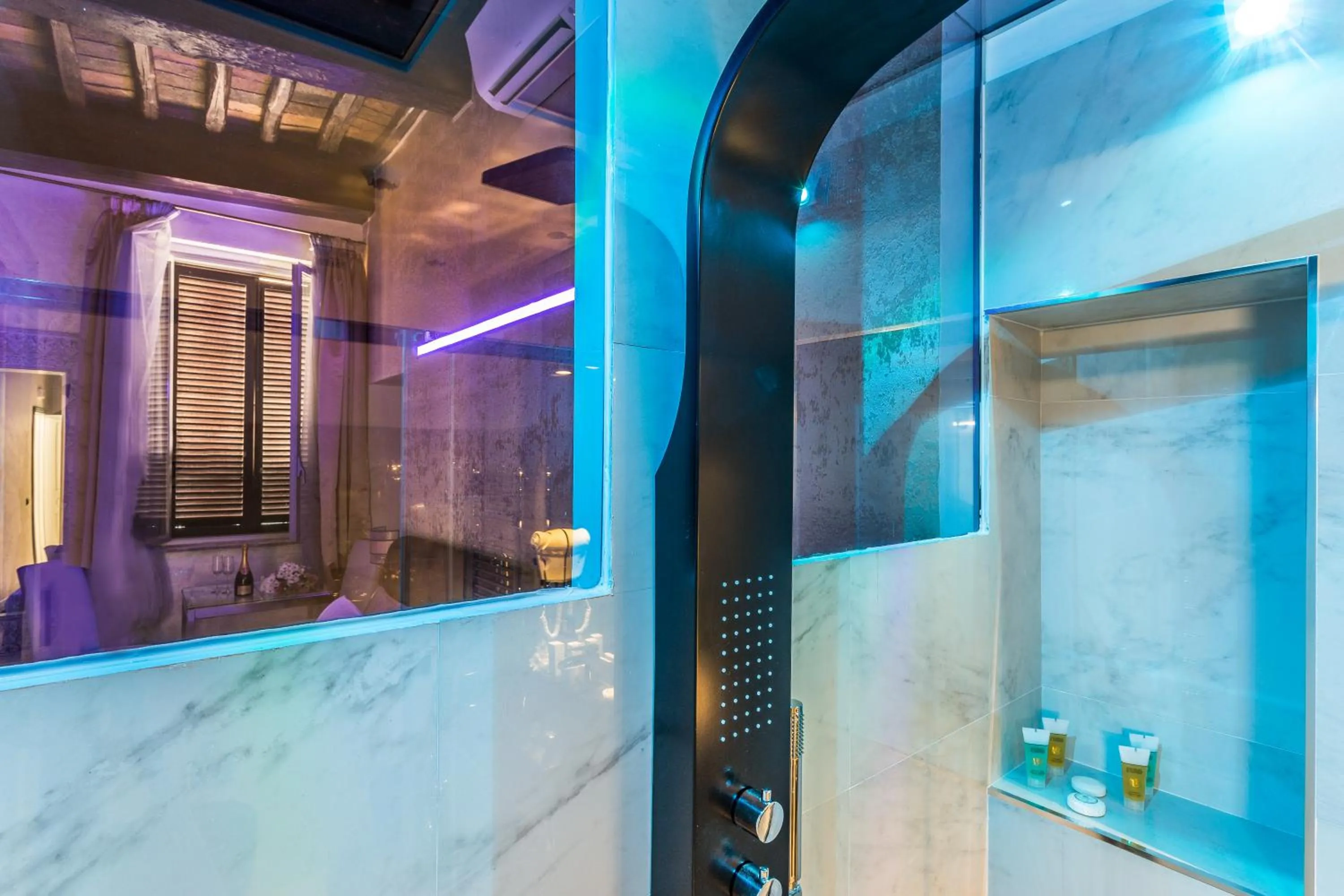 Shower in Hub Pantheon