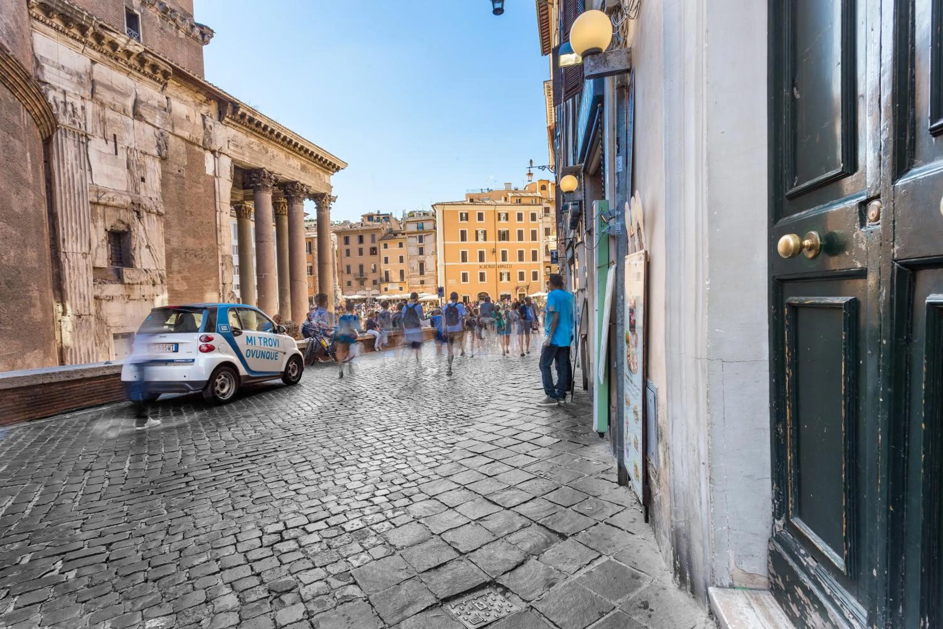 Facade/entrance in Hub Pantheon