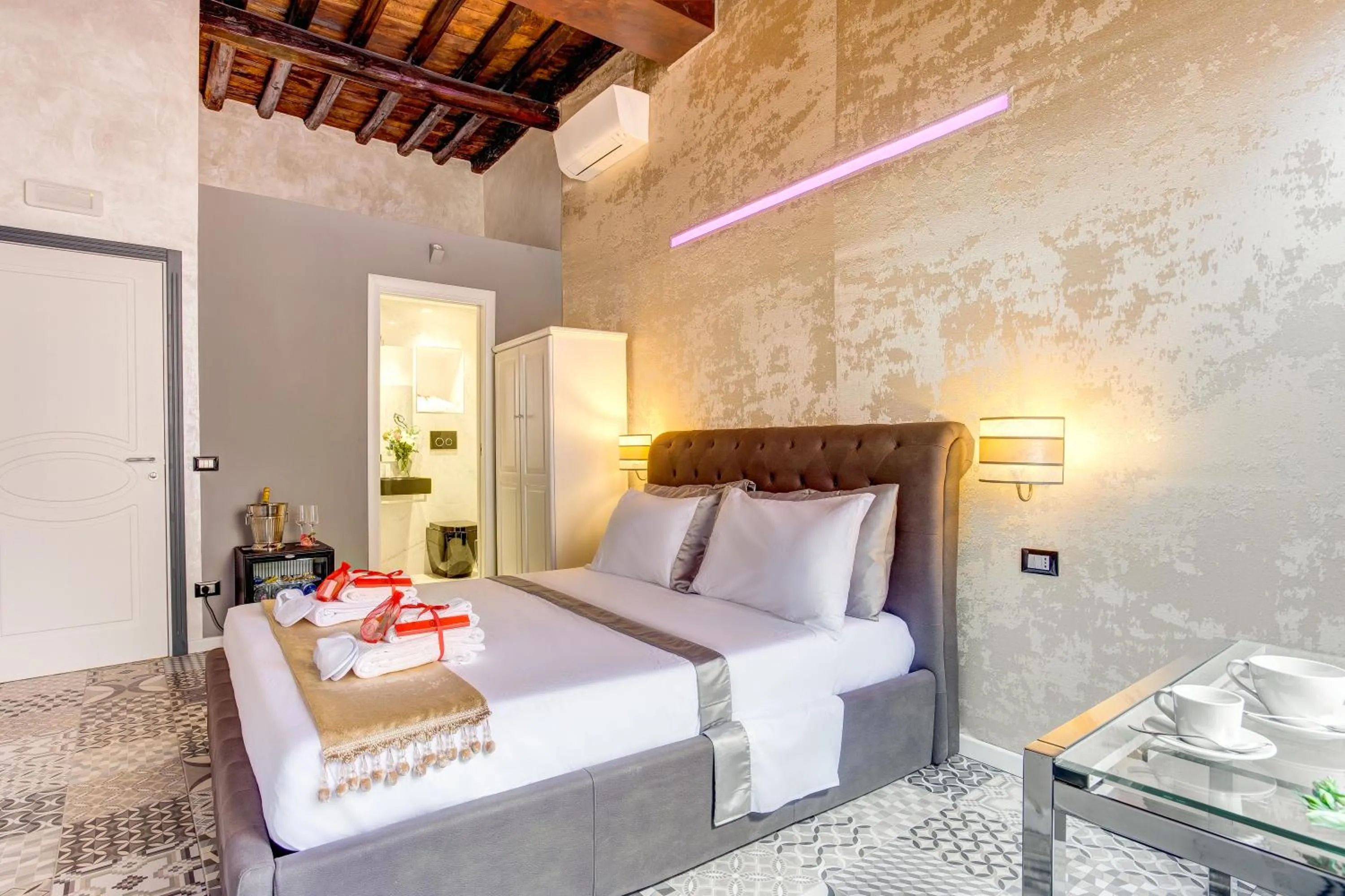 Photo of the whole room, Bed in Hub Pantheon