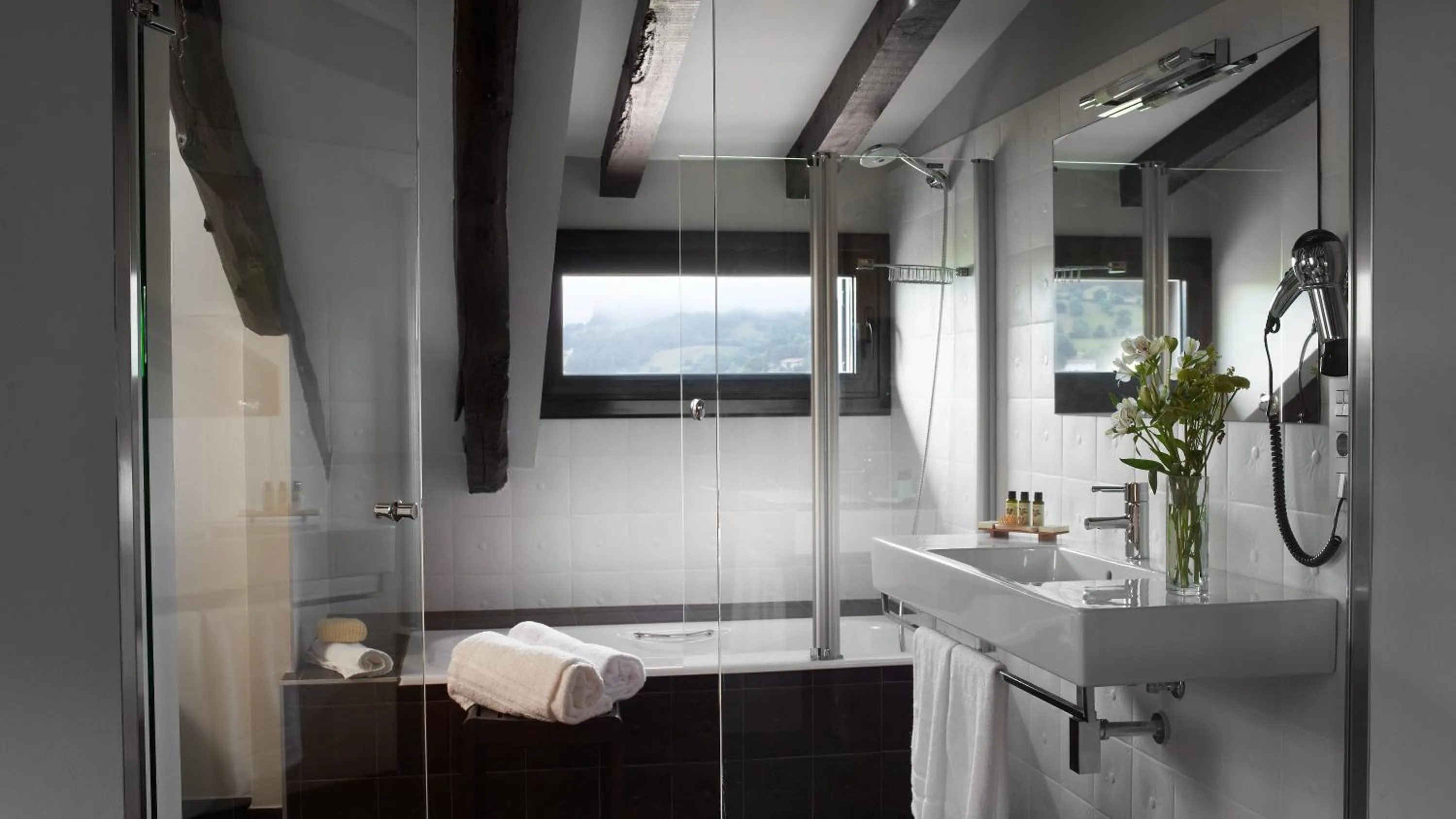 Bathroom in Iriarte Jauregia Hotel