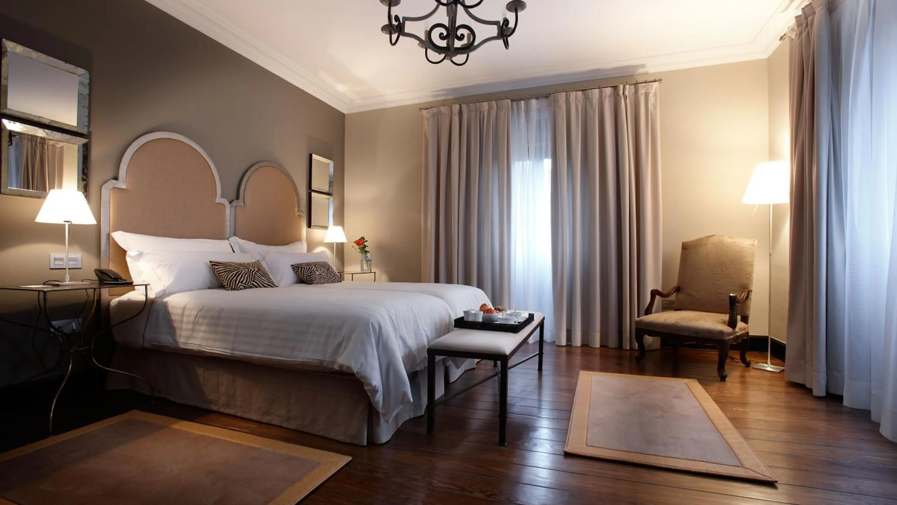 Photo of the whole room, Bed in Iriarte Jauregia Hotel