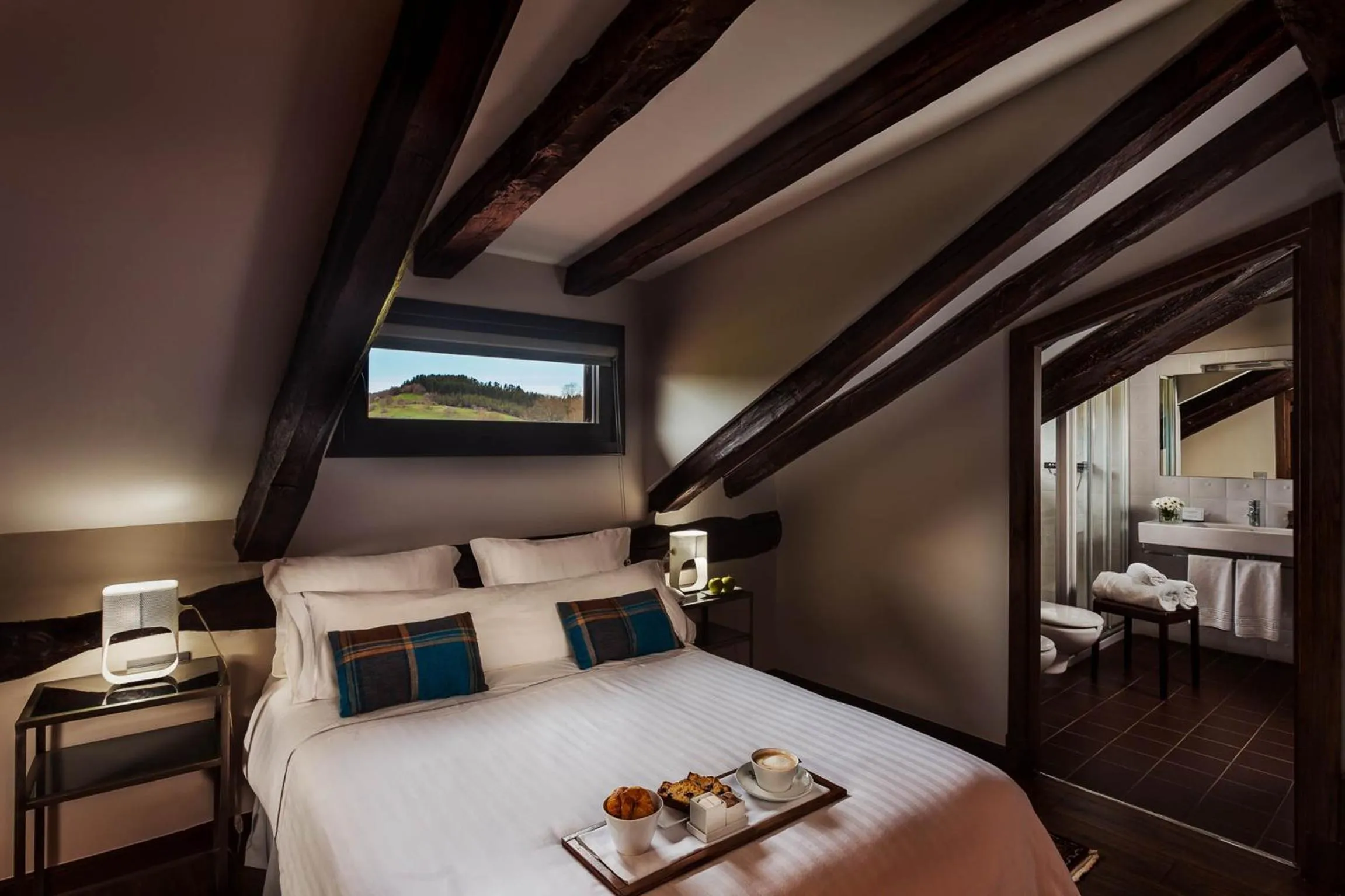 Photo of the whole room, Bed in Iriarte Jauregia Hotel