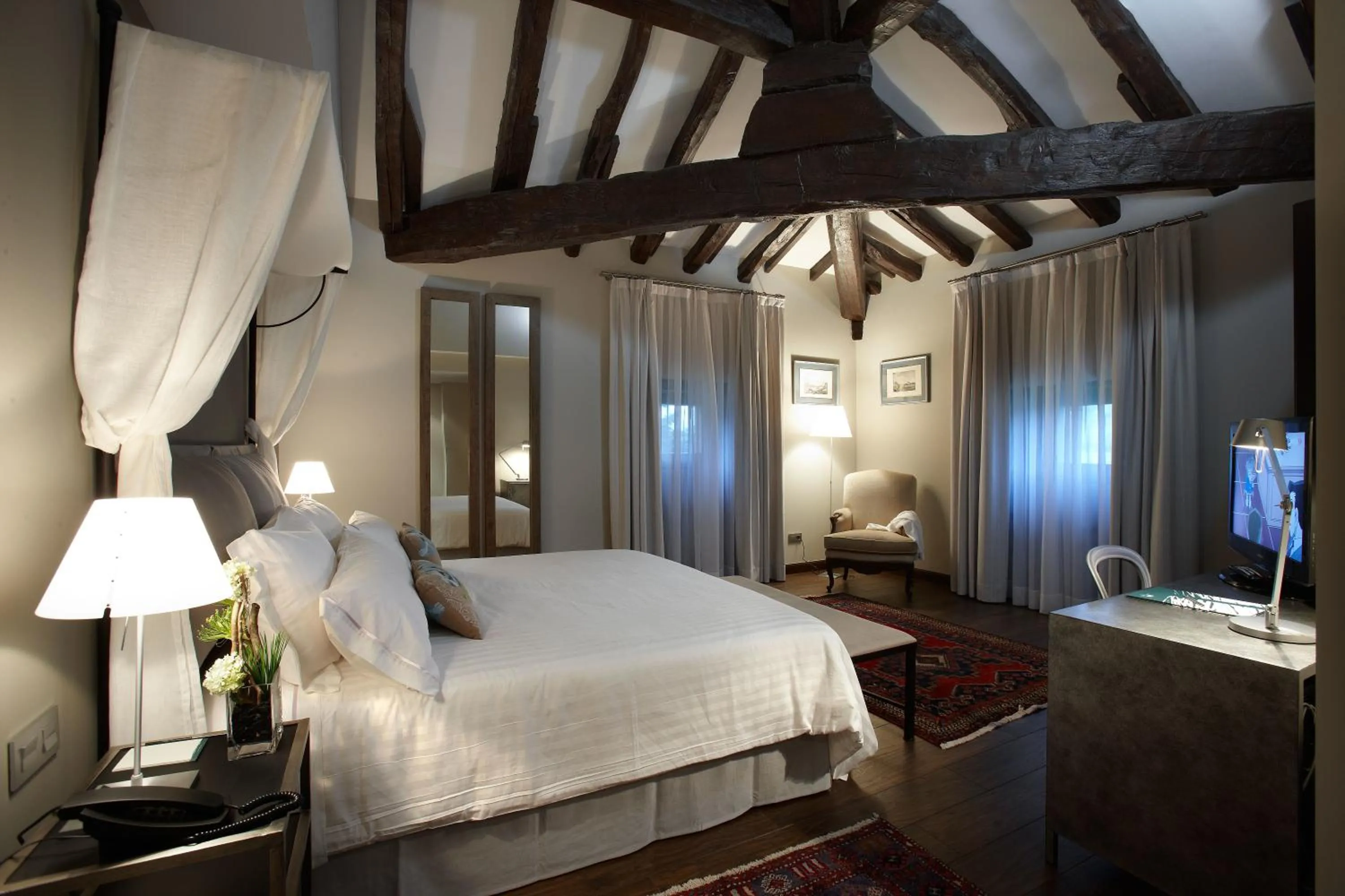 Photo of the whole room, Bed in Iriarte Jauregia Hotel