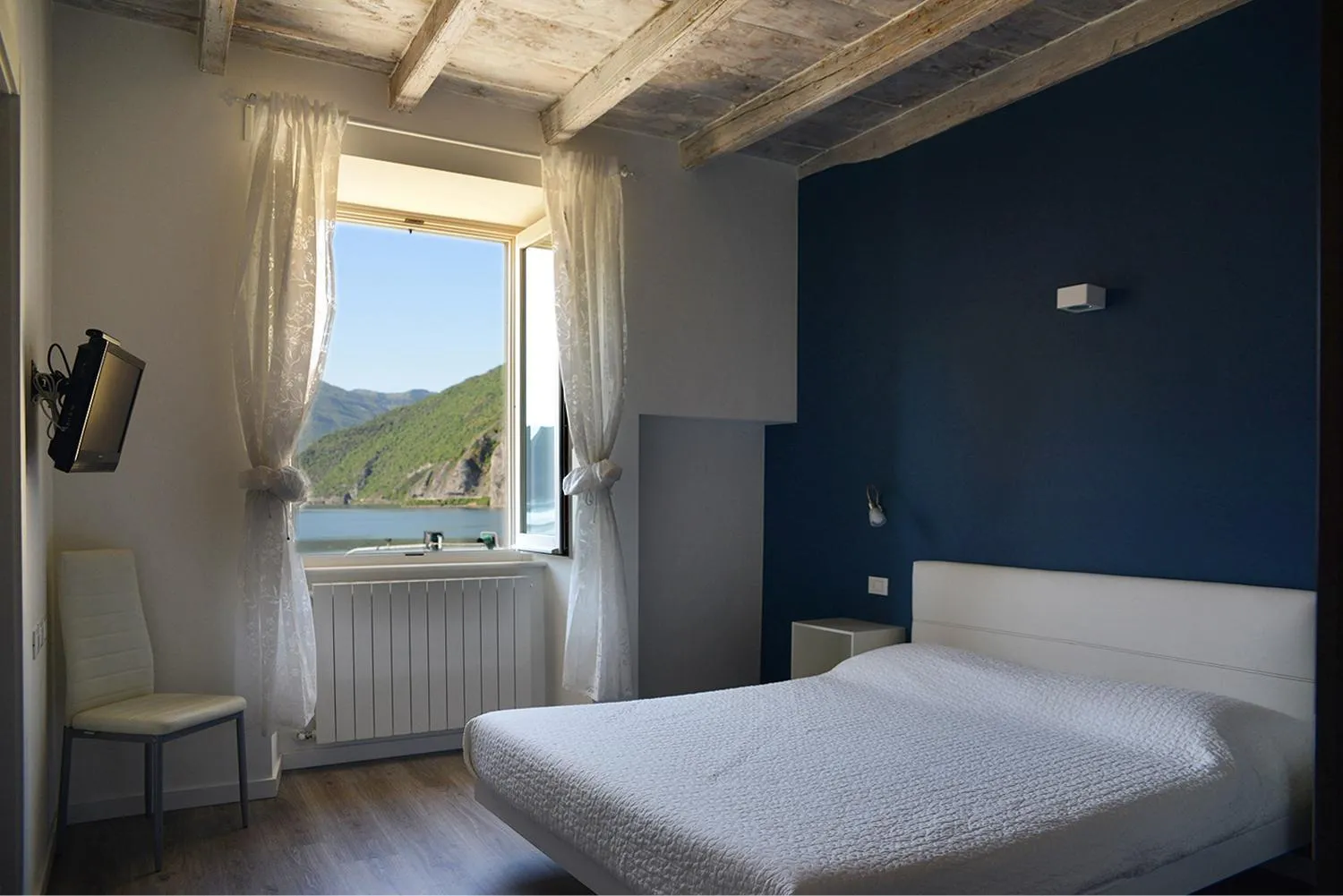 Photo of the whole room, Bed in Iseo Lake - Rooms & Apartments