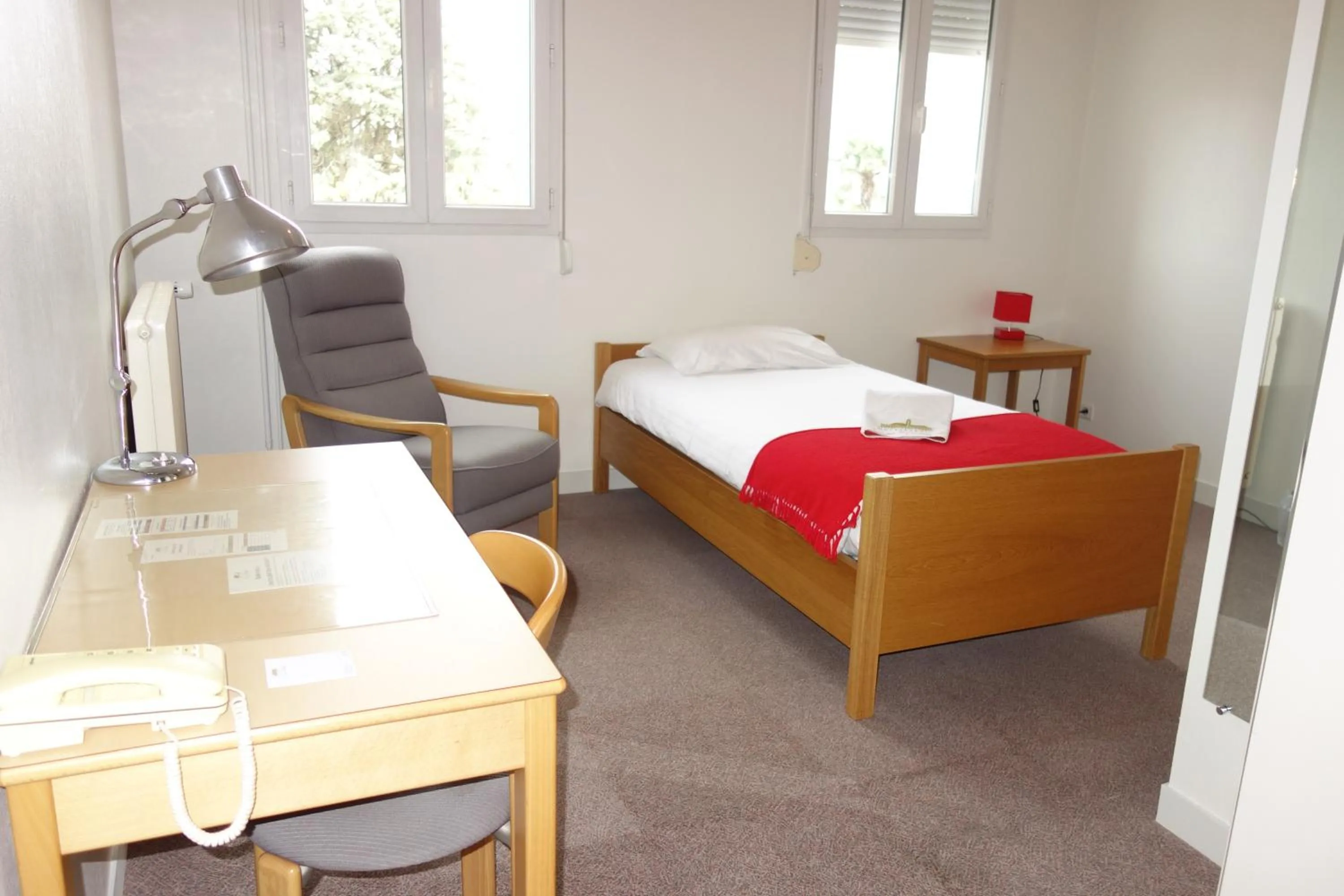 Bedroom, Bed in Hostellerie Bon Pasteur