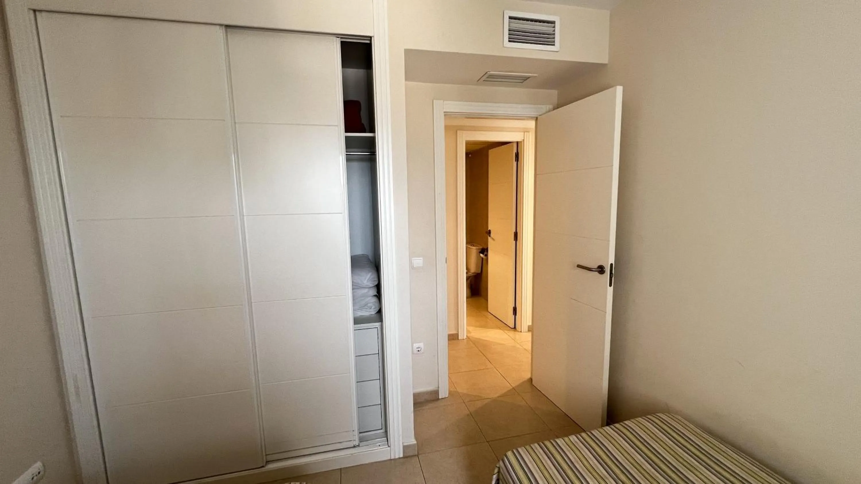 wardrobe in Apartamentos Larimar Unitursa