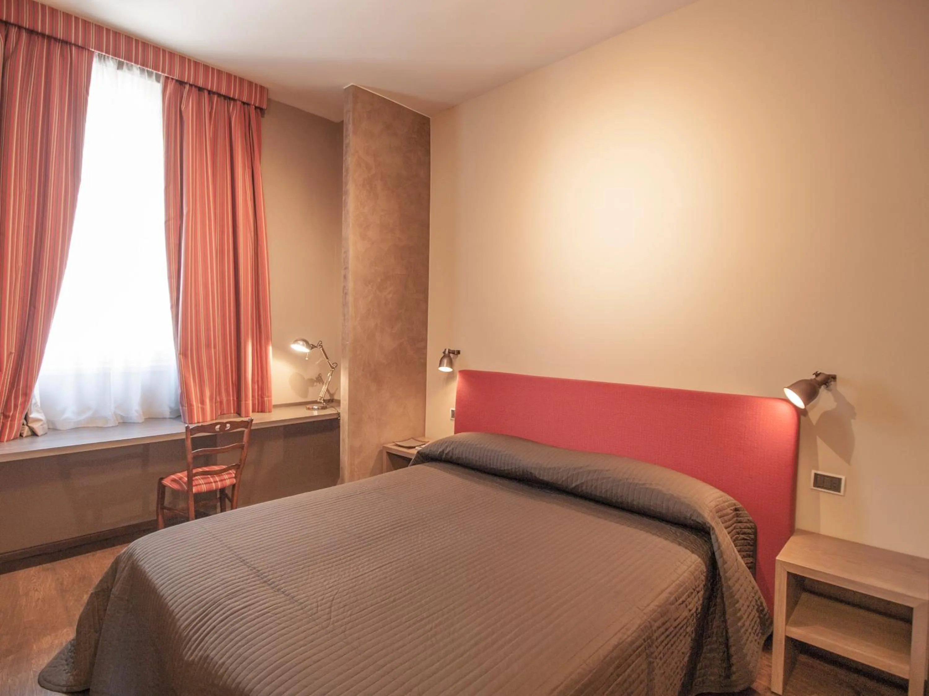 Photo of the whole room, Bed in Novecento