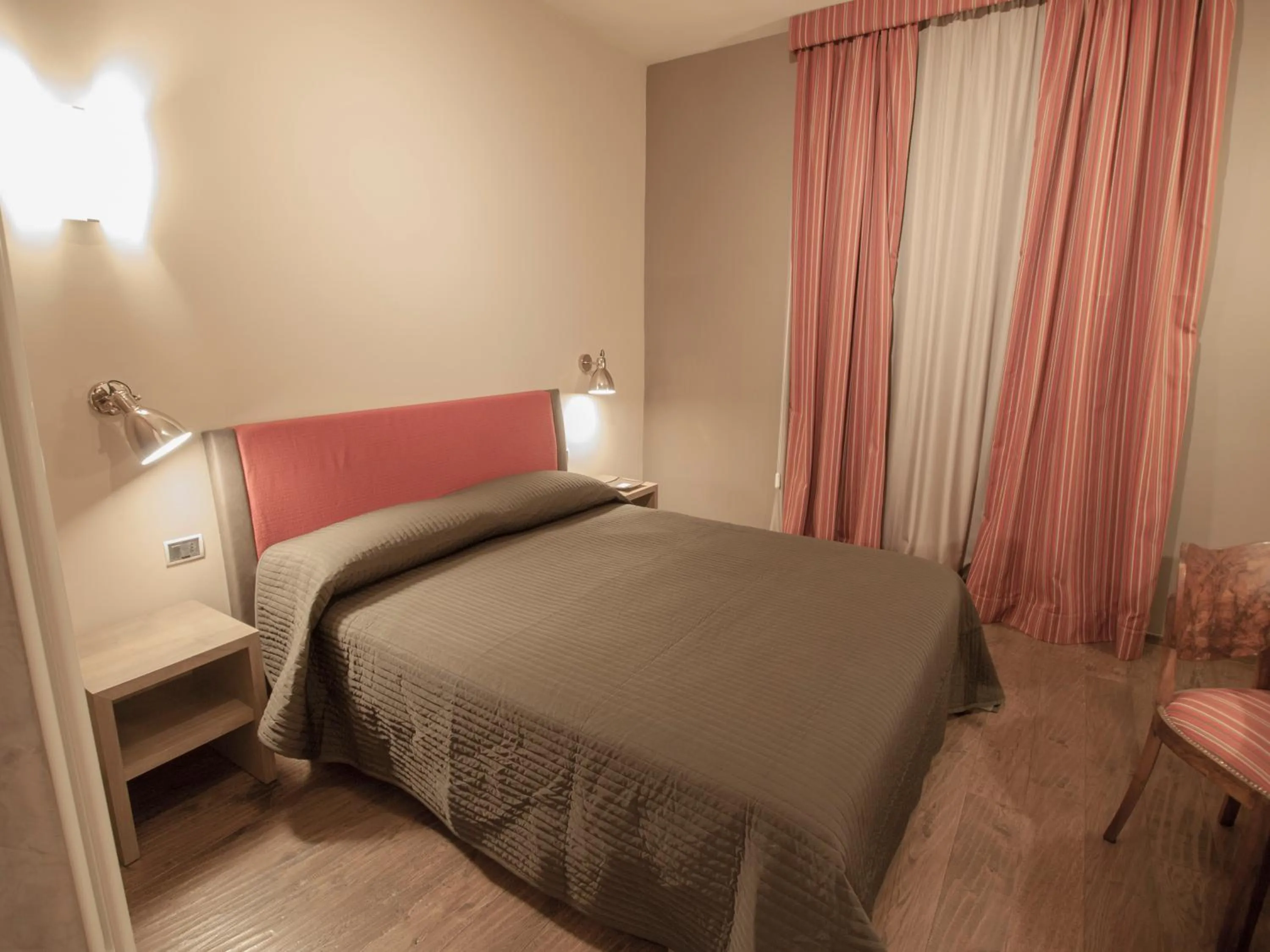 Photo of the whole room, Bed in Novecento