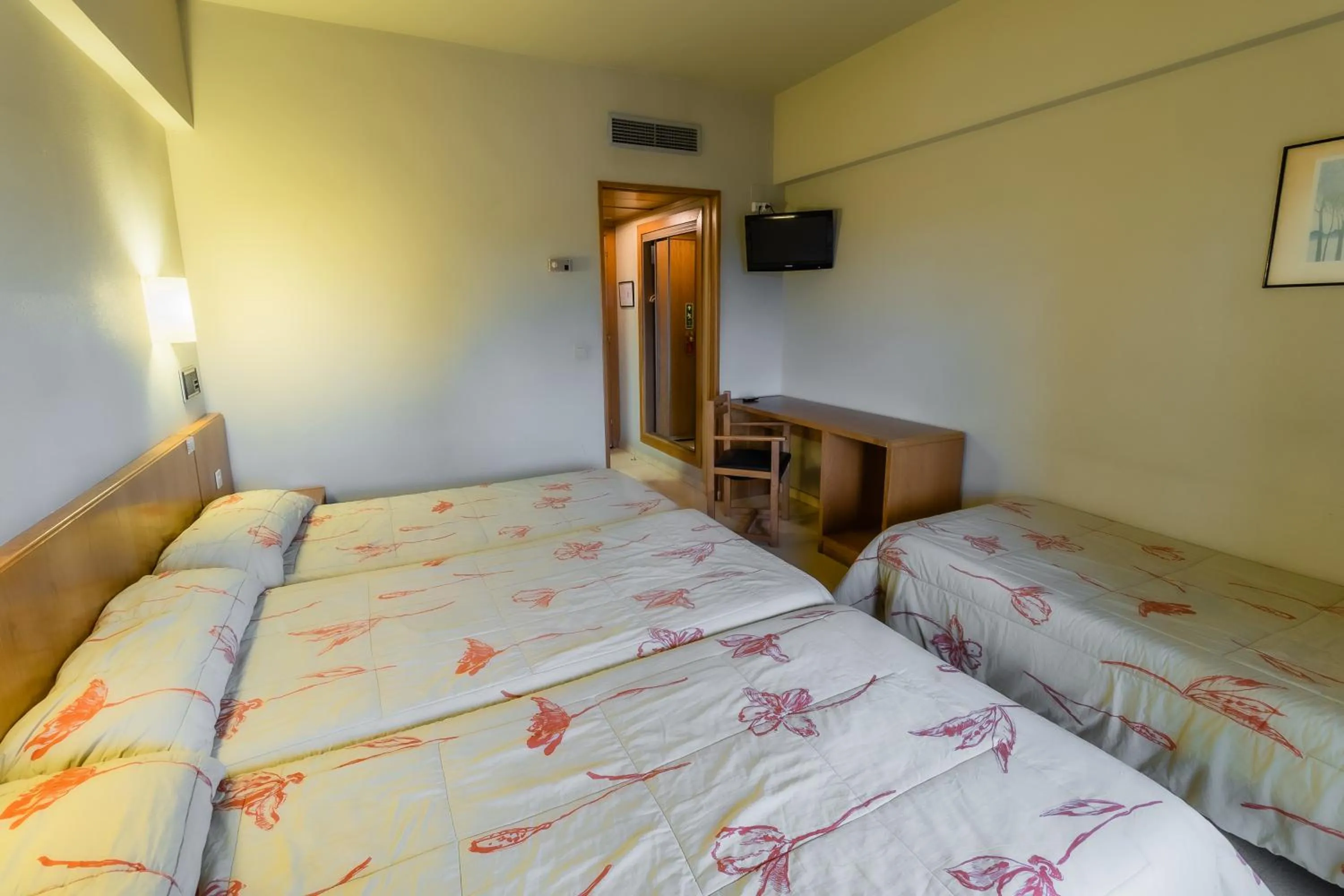 Bedroom, Bed in Hotel Alhama