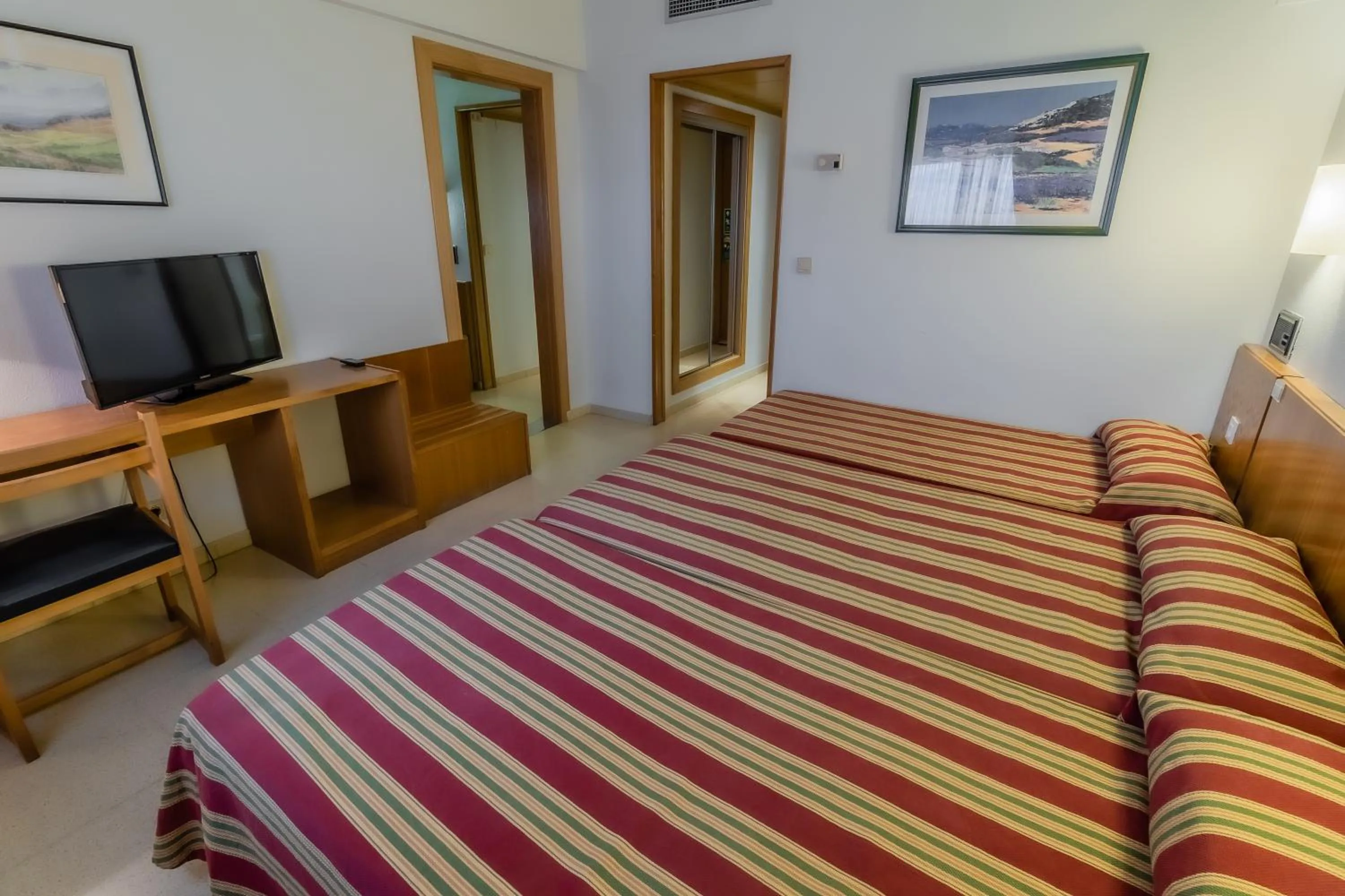 Bedroom, Bed in Hotel Alhama