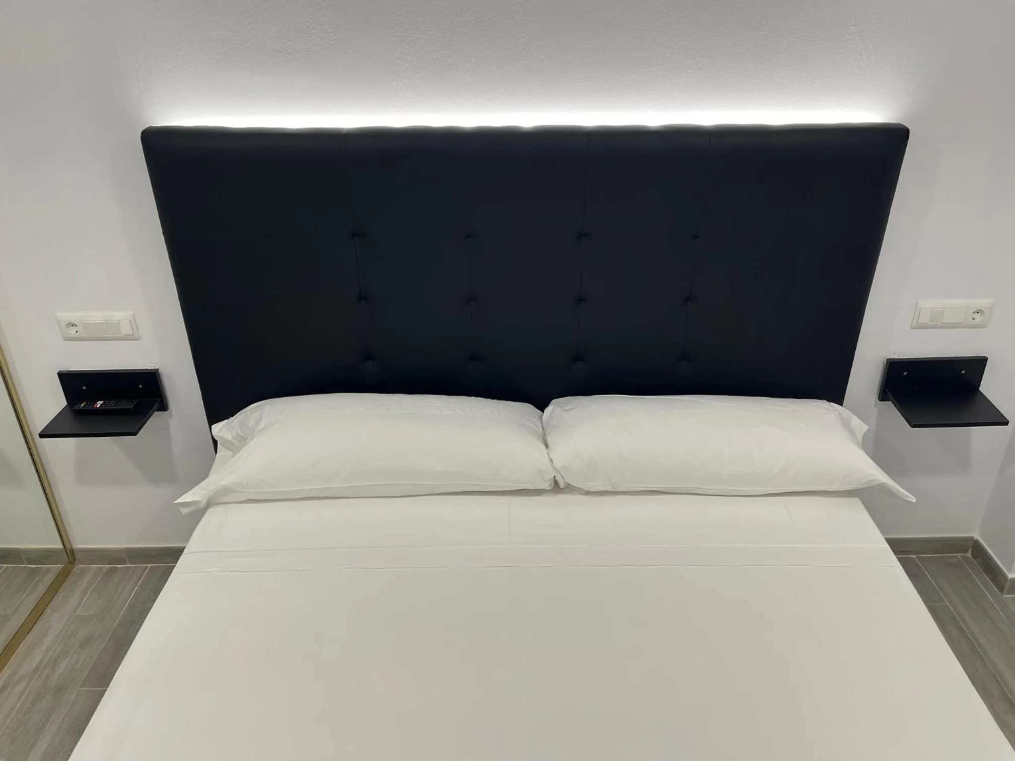 Bed in H Pelayo Noja Auto Check-In Rooms