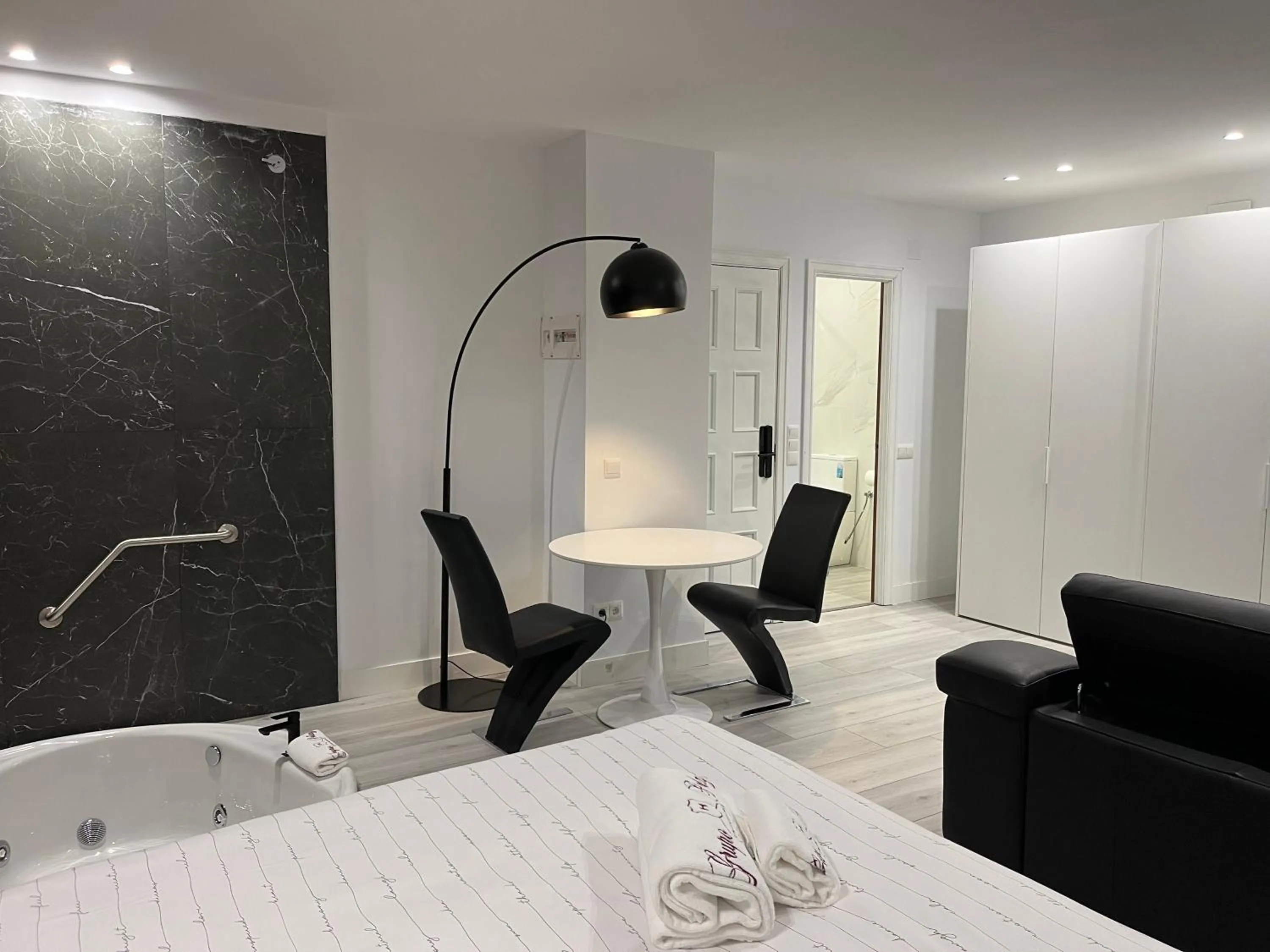 Bed in H Pelayo Noja Auto Check-In Rooms