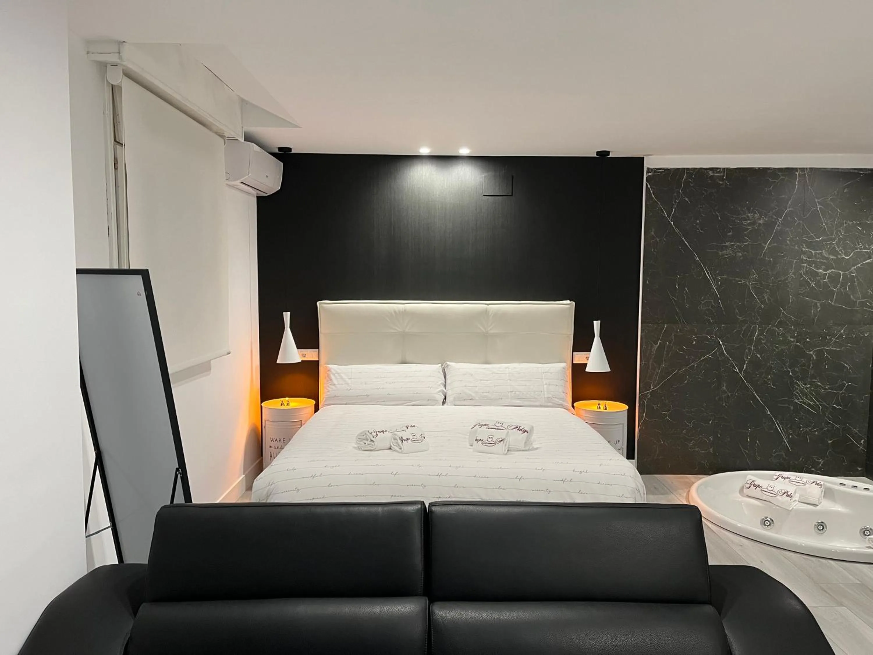 Bed in H Pelayo Noja Auto Check-In Rooms