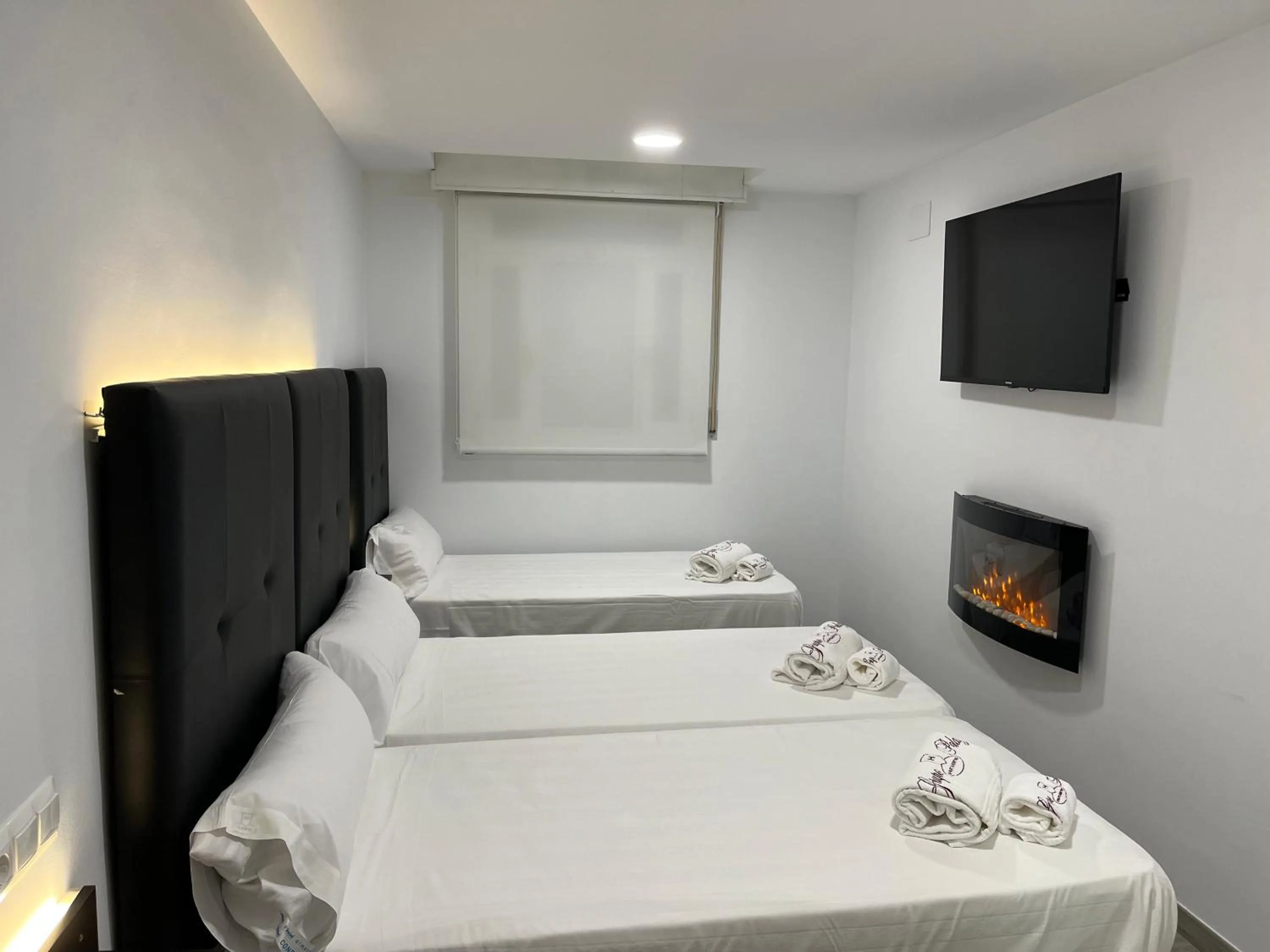 Bed in H Pelayo Noja Auto Check-In Rooms