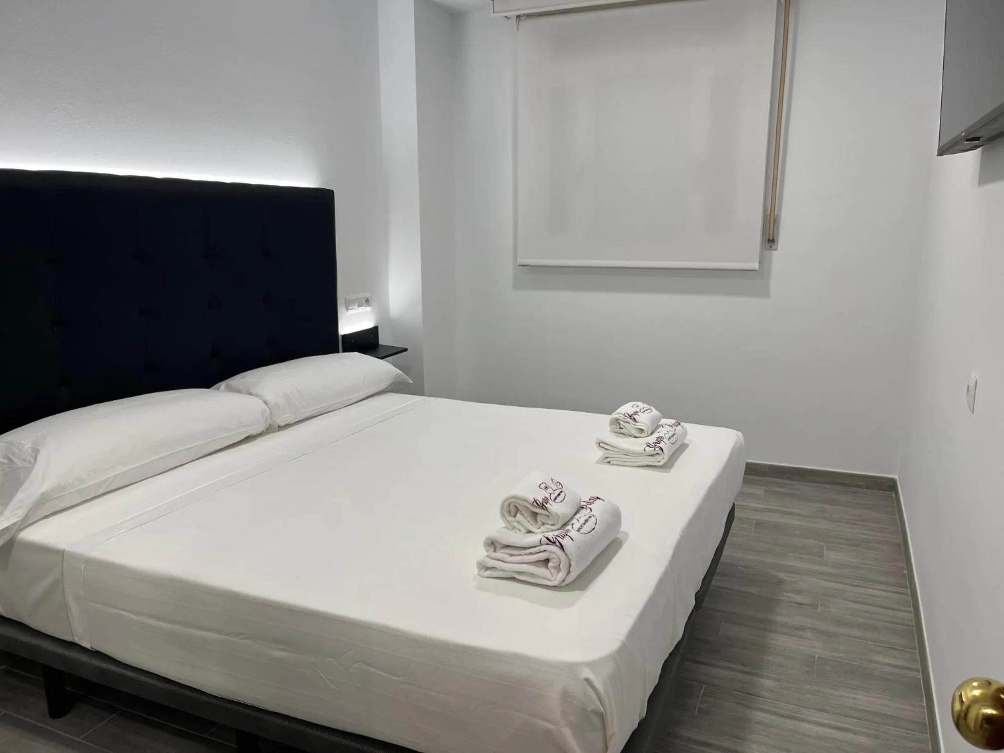 Bed in H Pelayo Noja Auto Check-In Rooms