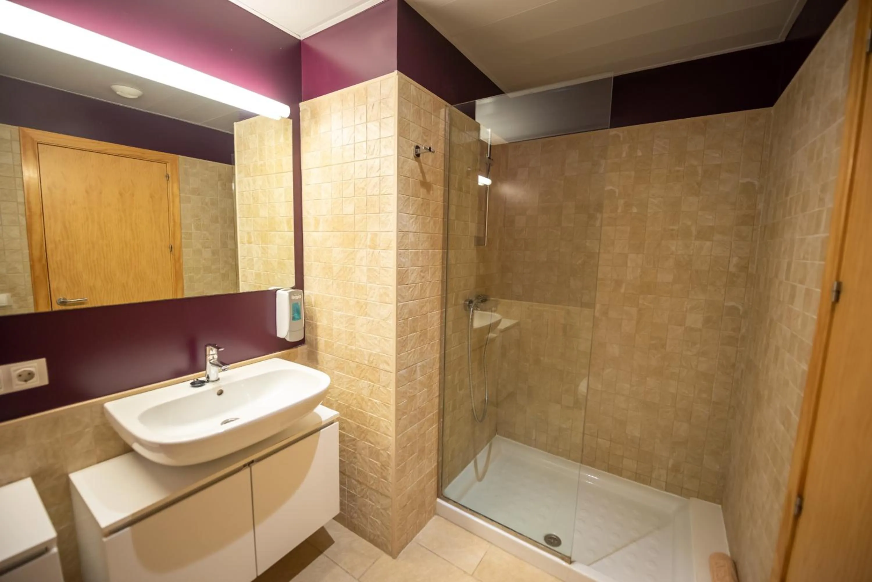 Shower in L'Arcada de Fares