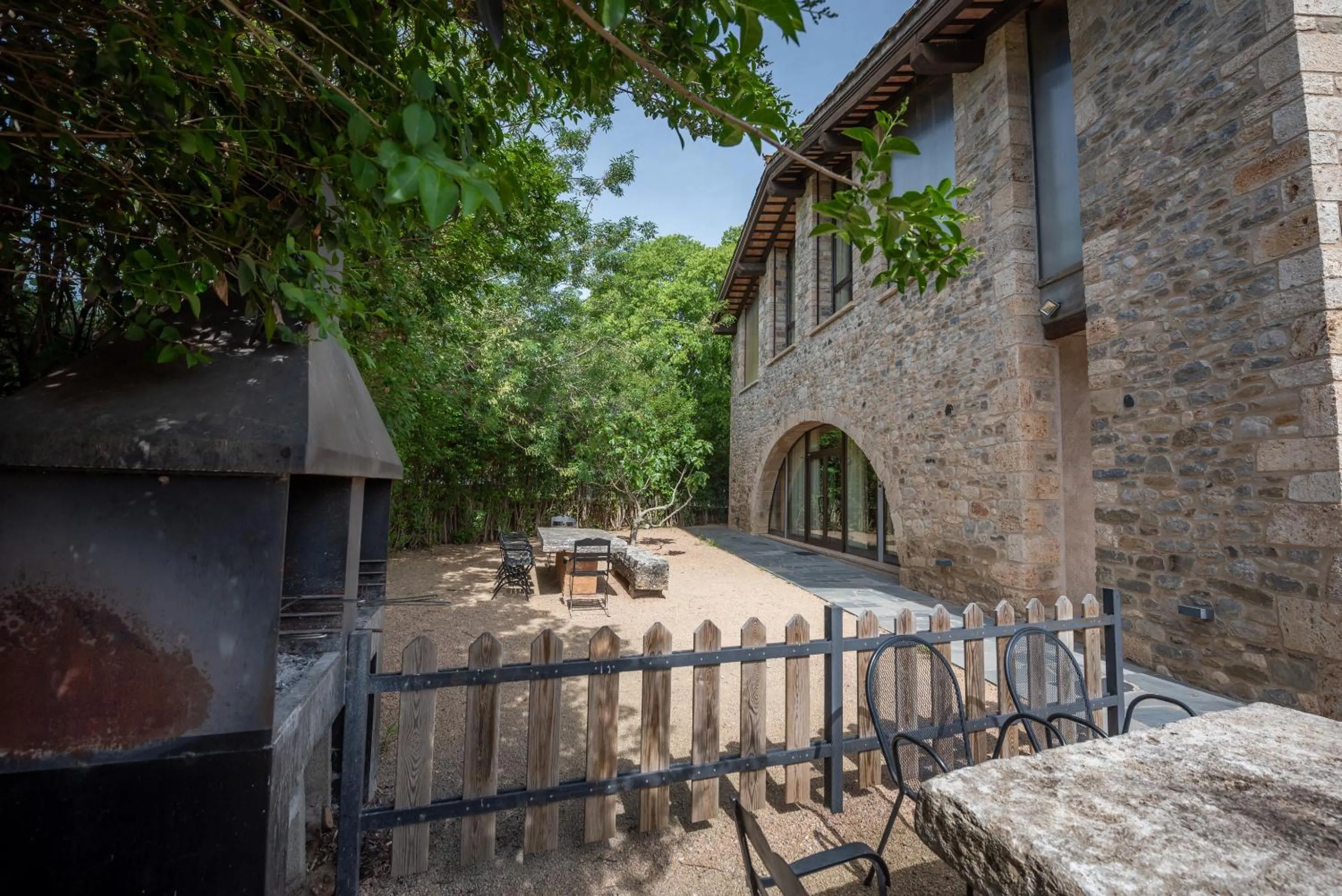 Facade/entrance in L'Arcada de Fares