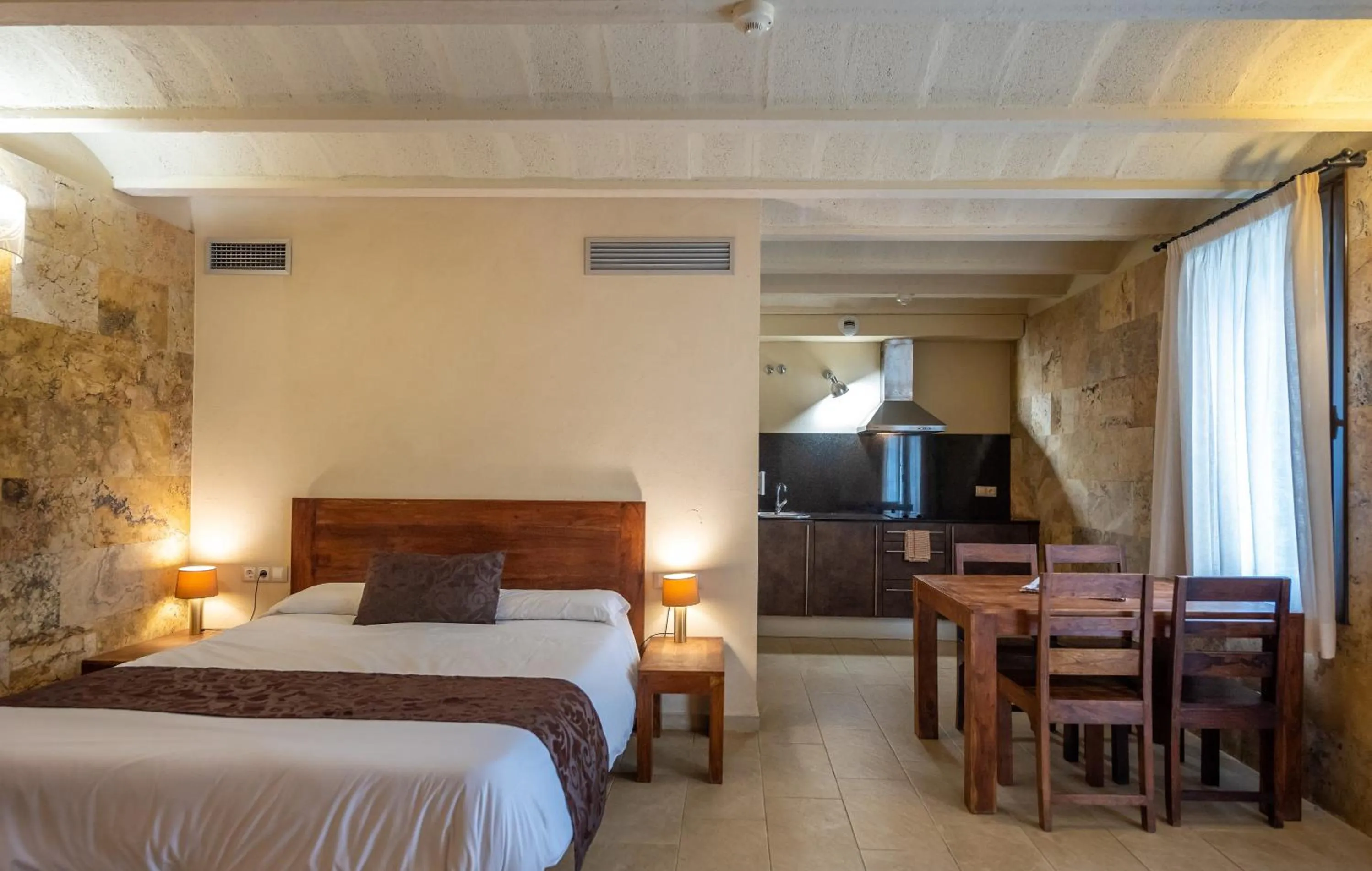 Photo of the whole room, Bed in L'Arcada de Fares