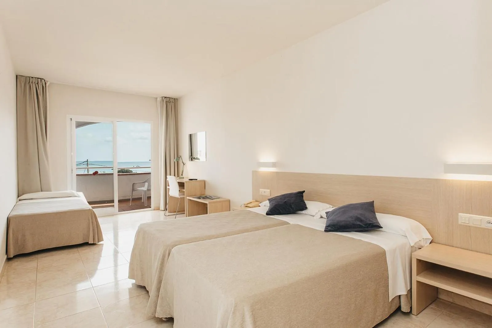 Bed in Hotel Xaloc Playa