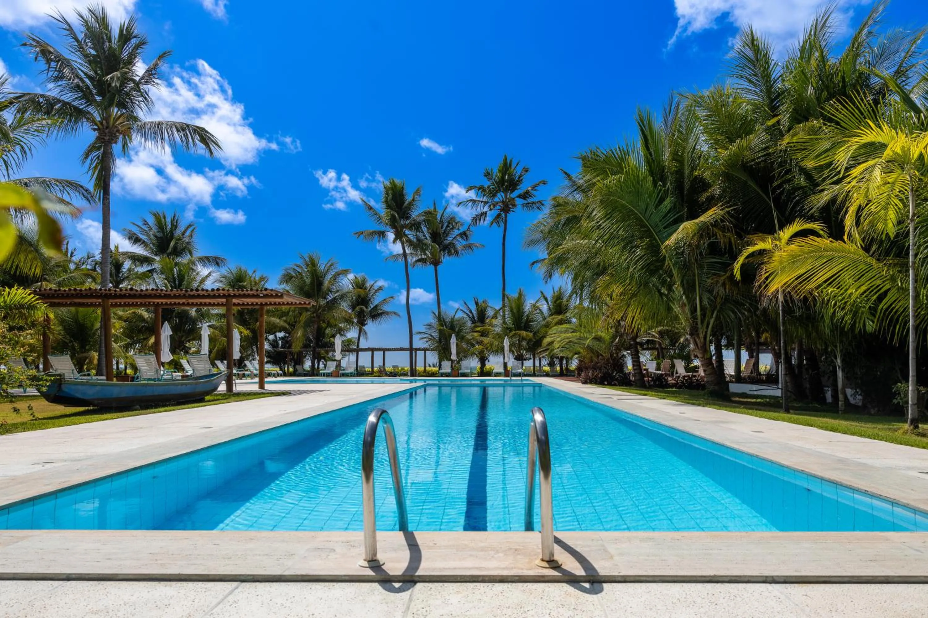 Swimming pool in Aldeia Beijupirá Pousada