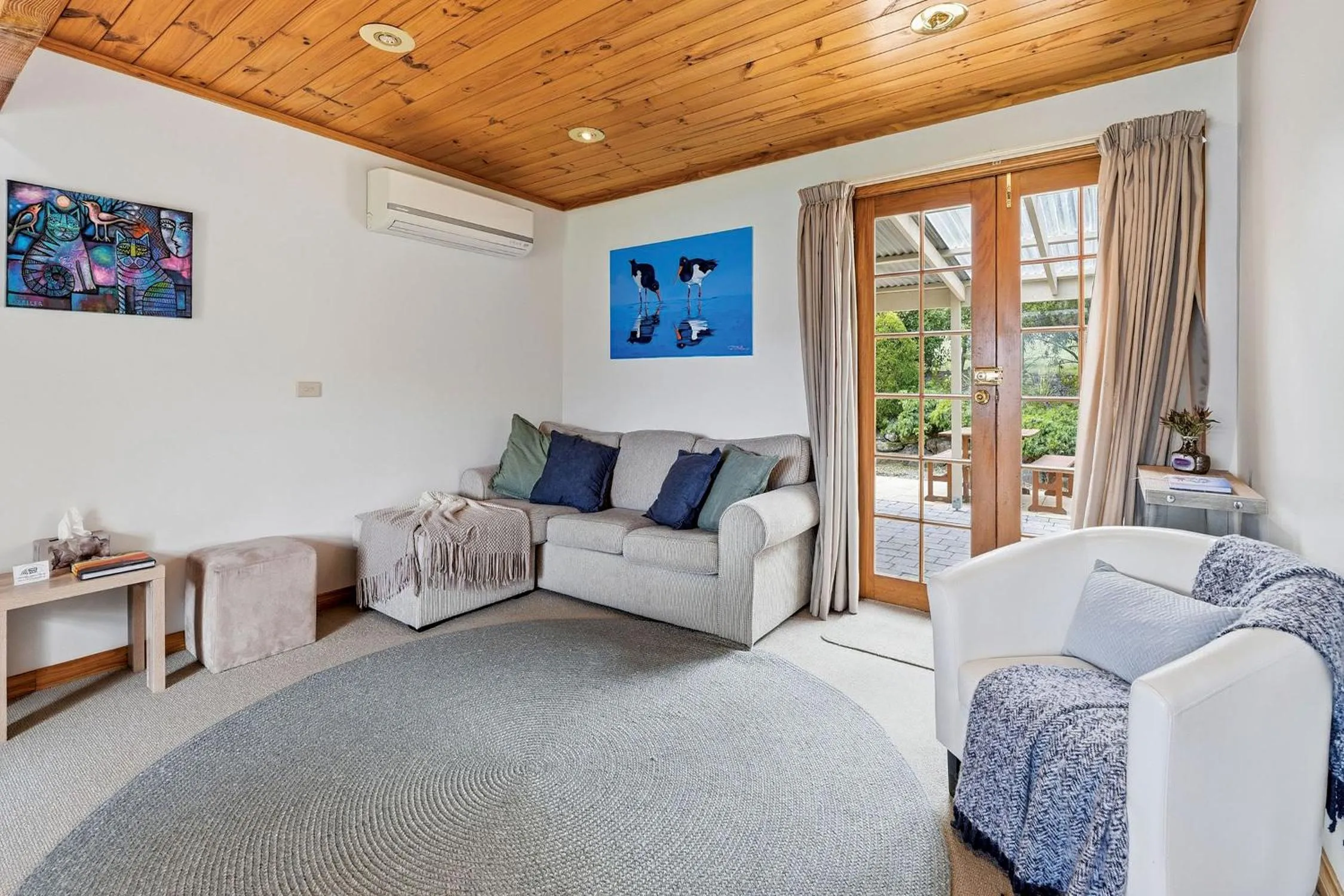 Living room, Bed in Otago Cottage