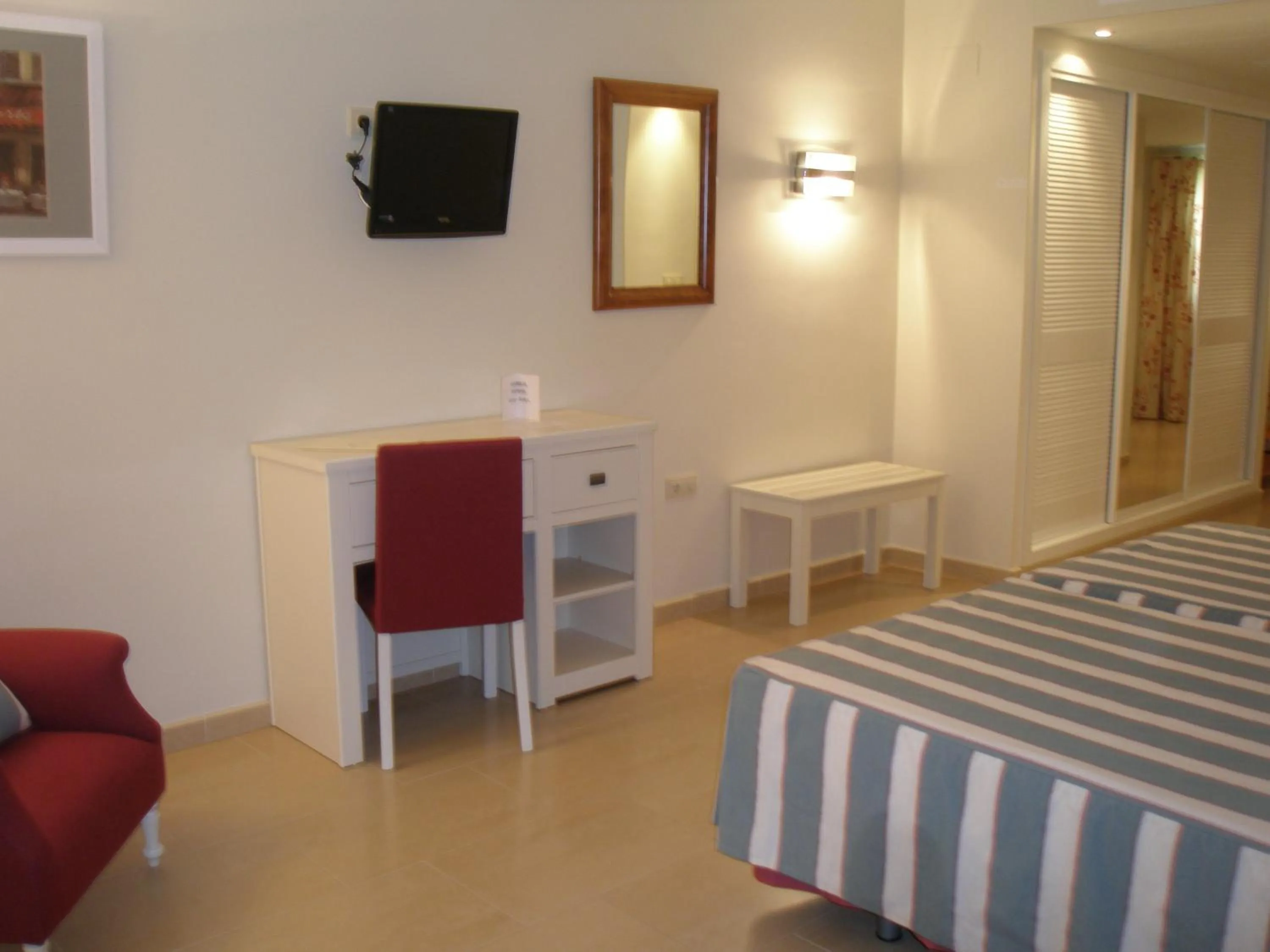 Photo of the whole room, Bed in Mirador de La Portilla