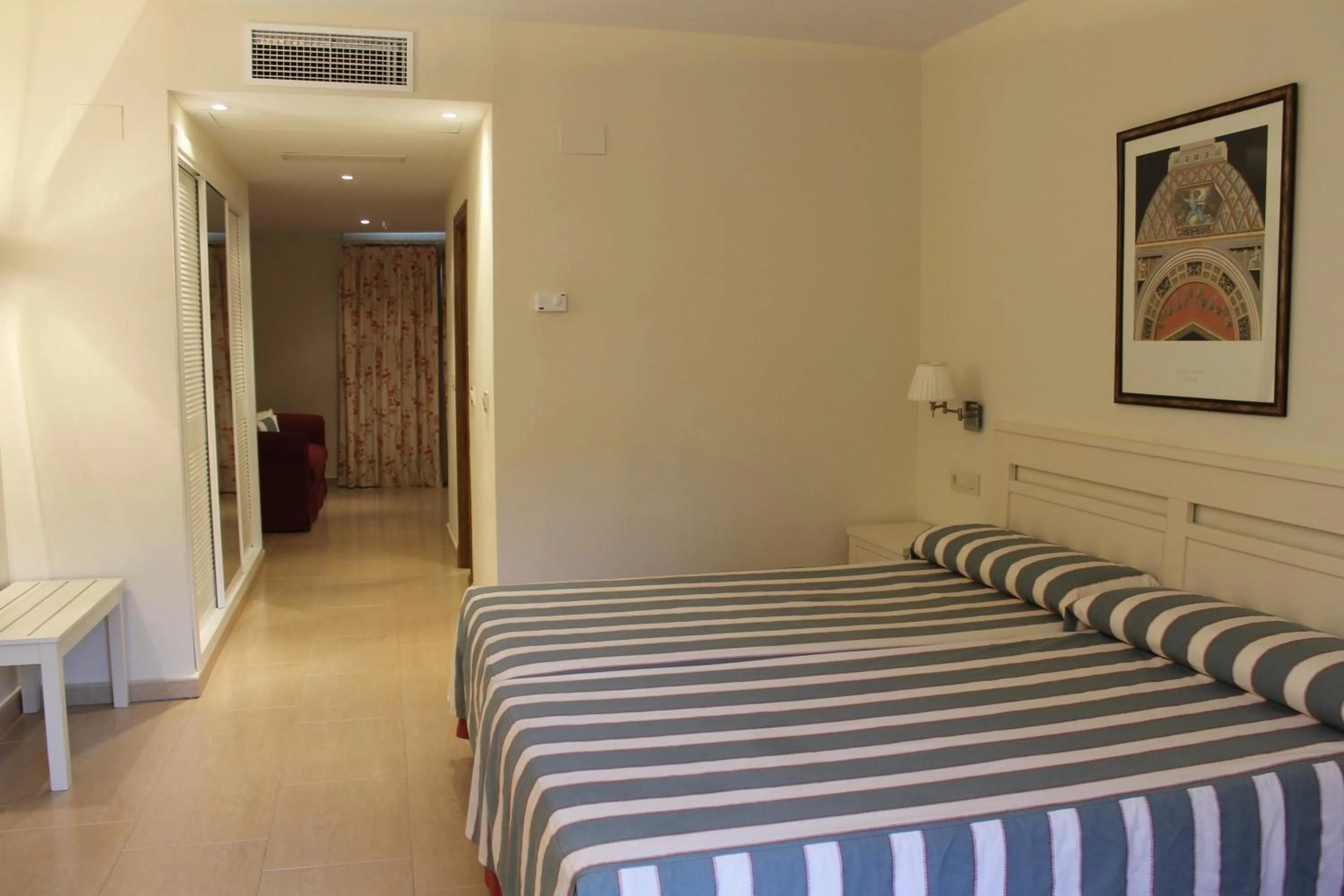 Photo of the whole room, Bed in Mirador de La Portilla