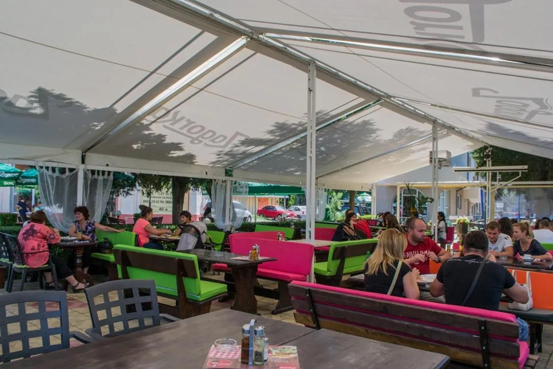 Restaurant/places to eat in Central Guest Rooms