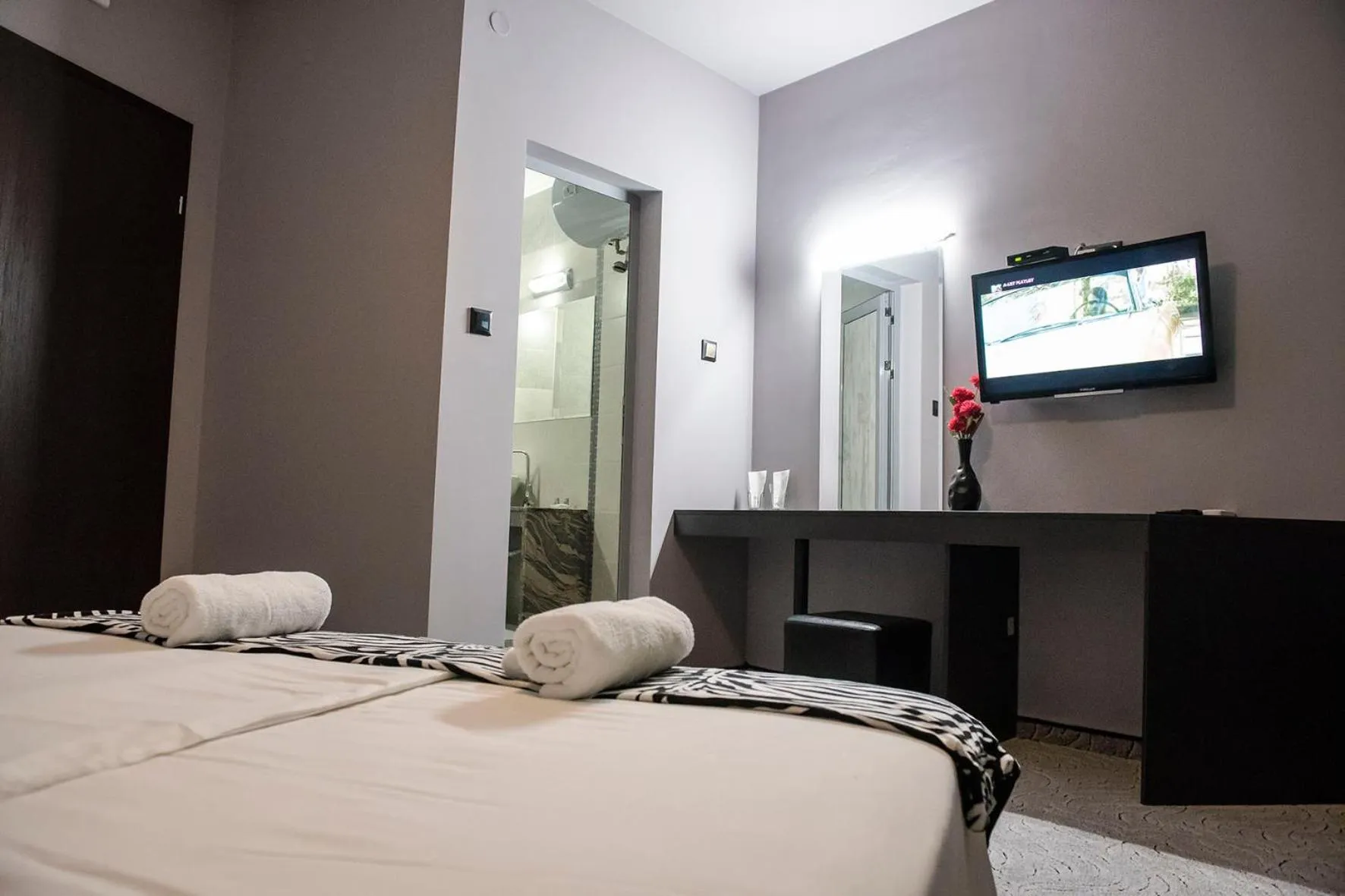 Shower, Bed in Central Guest Rooms